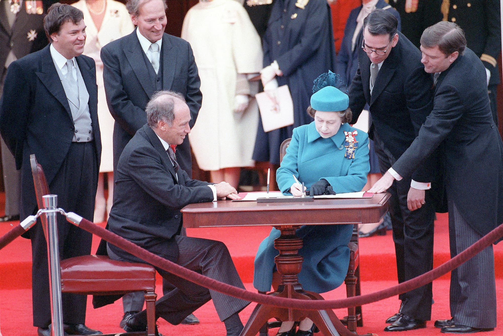 Près de 32 000 personnes étaient réunies à Ottawa lorsque la reine Élisabeth II a signé la proclamation royale de la Constitution, en avril 1982, aux côtés du premier ministre Pierre Elliot Trudeau.