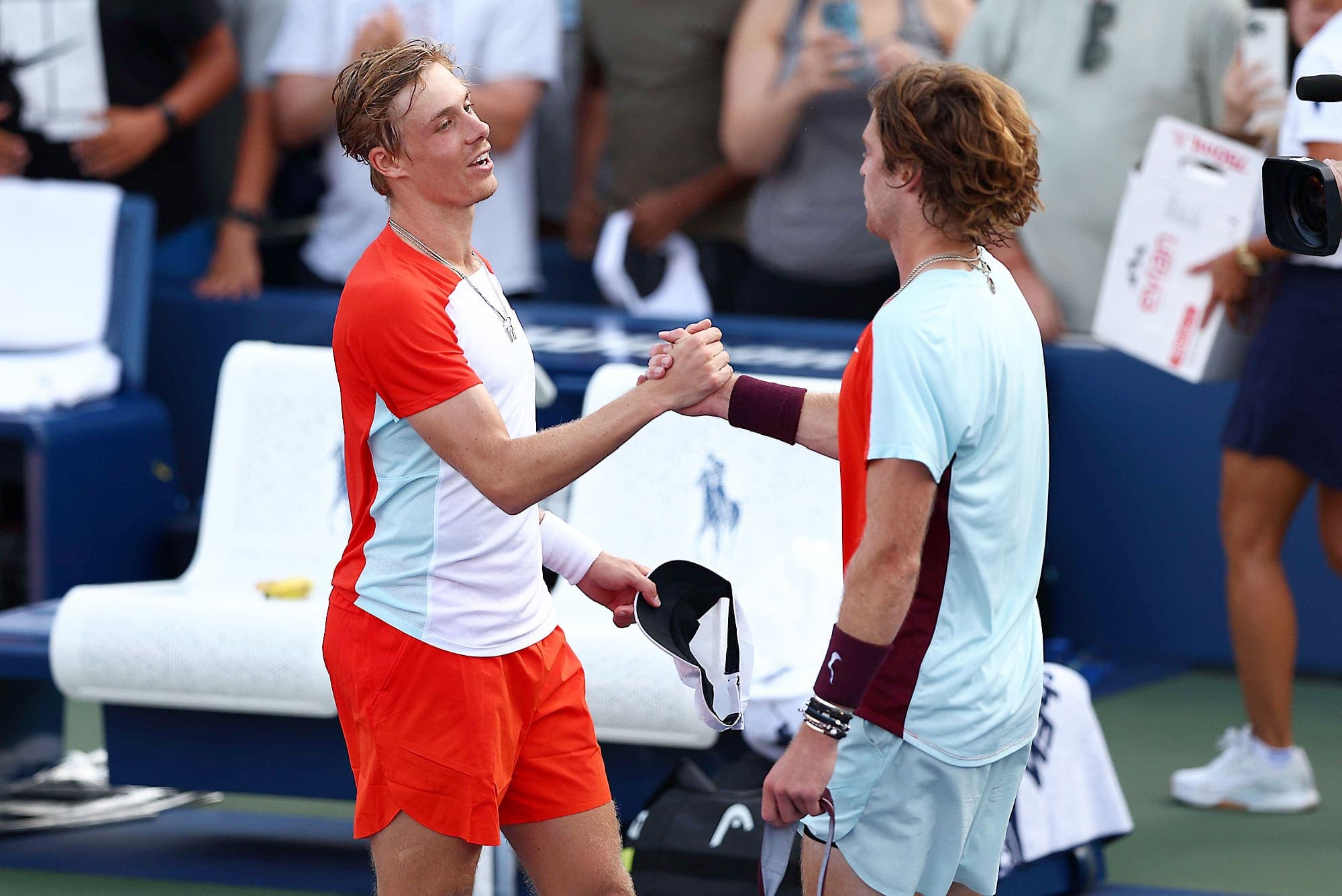 Au terme d’un marathon de quatre heures, Denis Shapovalov s’est avoué vaincu devant le Russe Andrey Rublev qu’il a chaleureusement félicité après le duel.