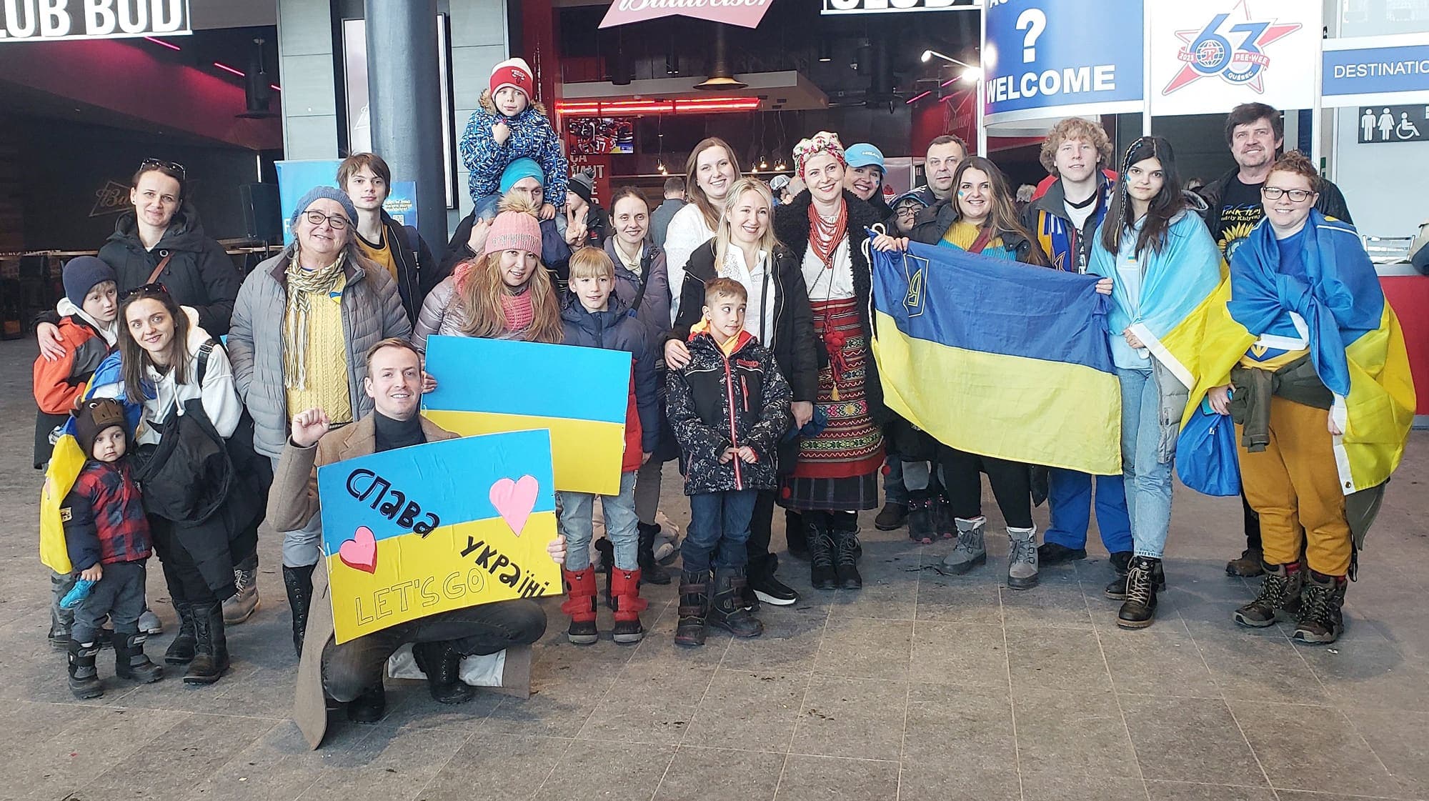 Plusieurs membres de la communauté ukrainienne de Québec étaient au Centre Vidéotron, samedi, pour voir leurs jeunes compatriotes au Tournoi international de hockey pee-wee.