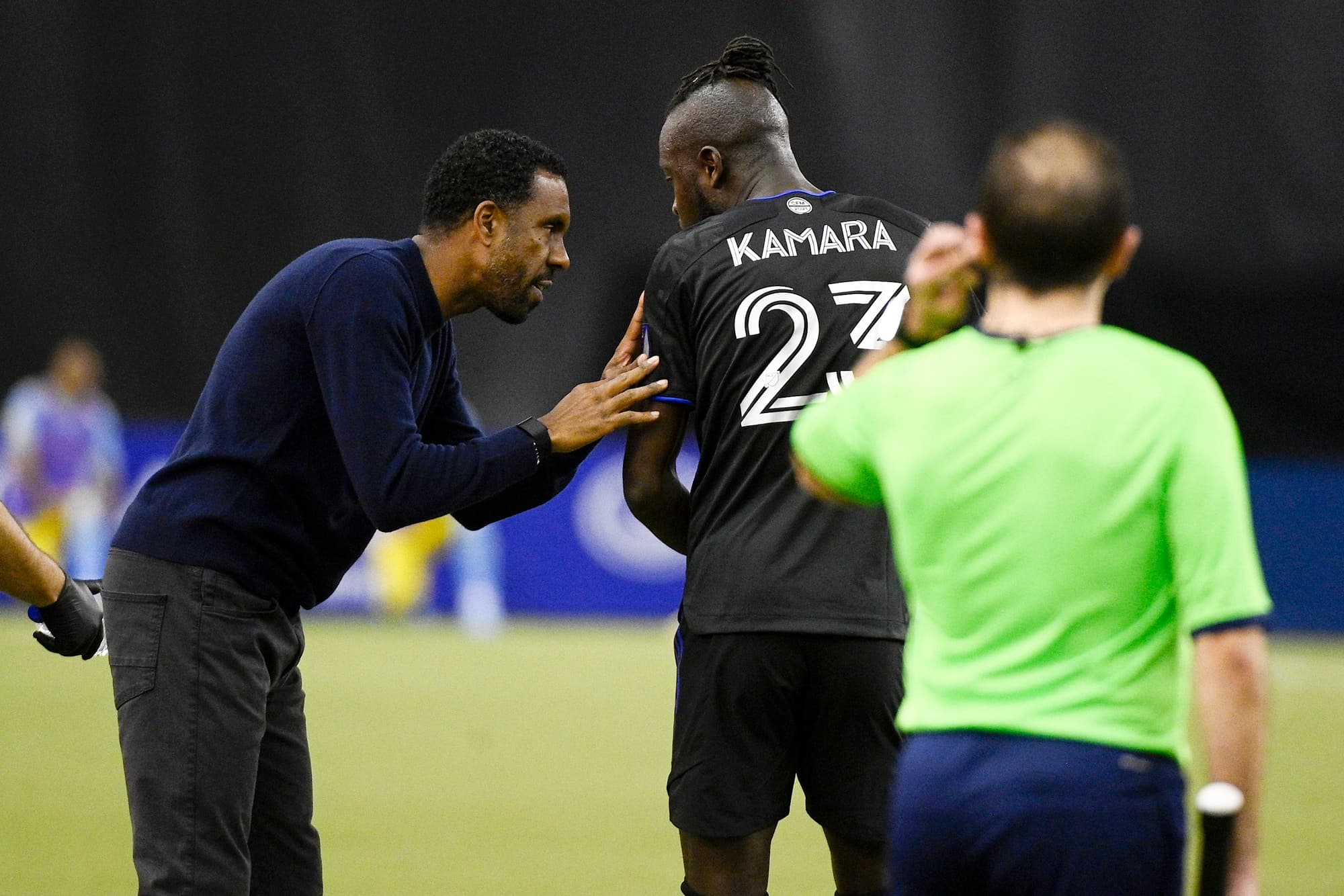 L’entraîneur-chef du CF Montréal, Wilfried Nancy, en pleine conversation avec Kei Kamara.