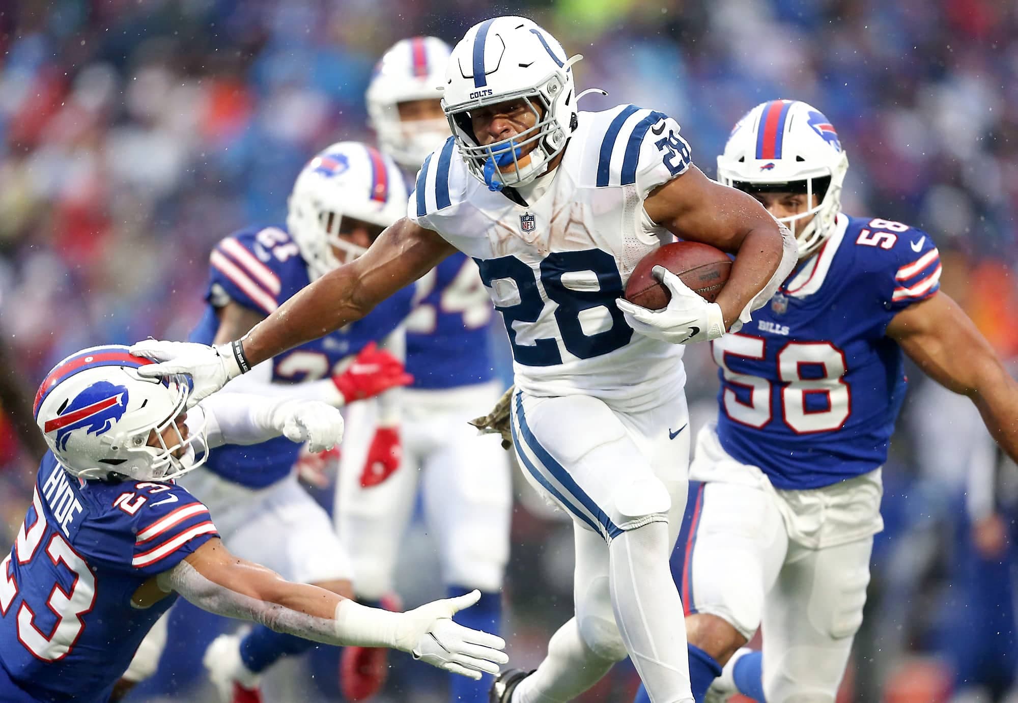 La défensive des Bills s’est maintes fois fait malmener par le porteur de ballon Jonathan Taylor, qui a récolté 185 verges par la course.