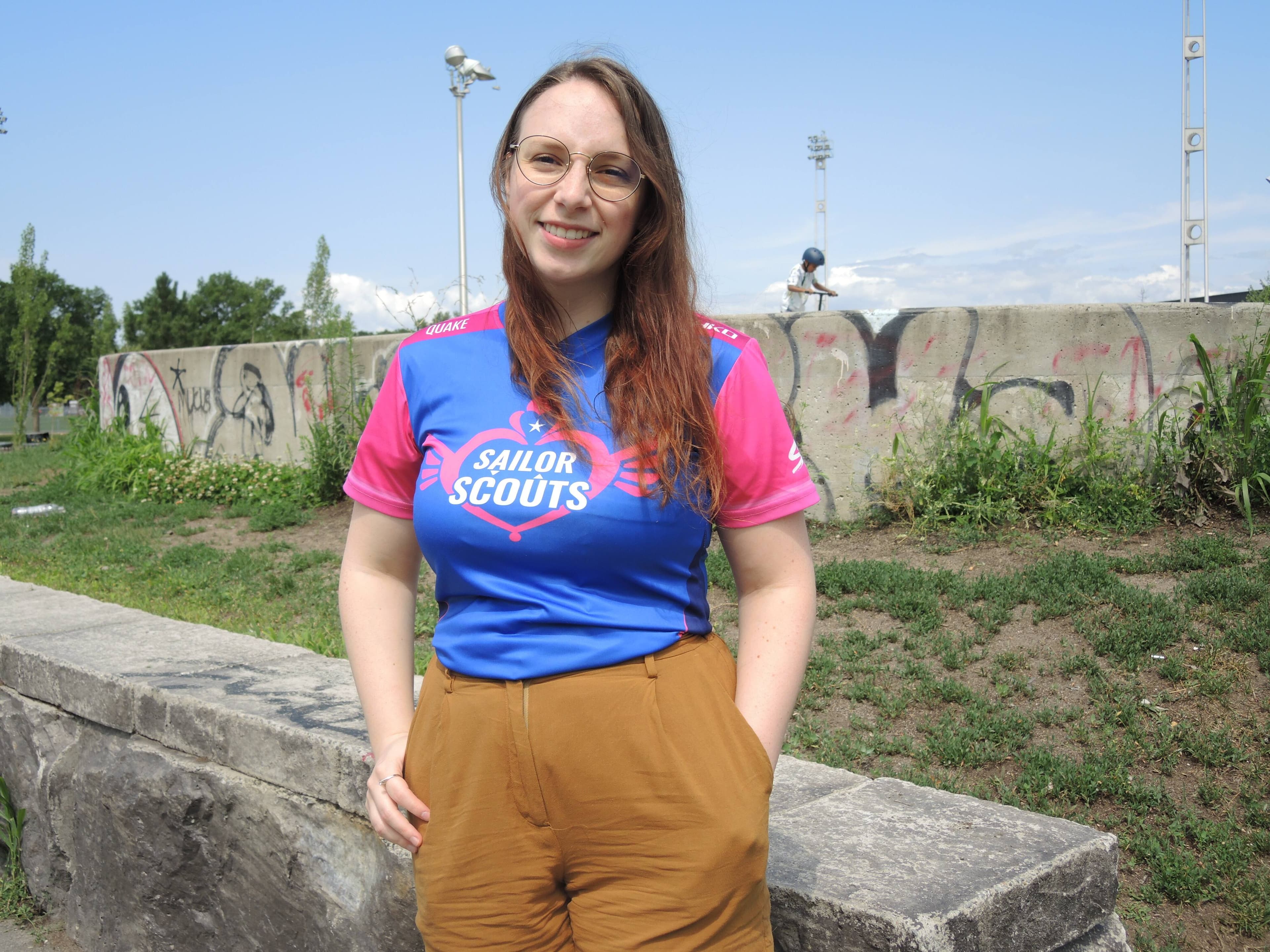 Camille McWilliams, gestionnaire de joueuses pour Mirage Scouts, porte le chandail de Sailor Scouts, leur ancien nom d'équipe.