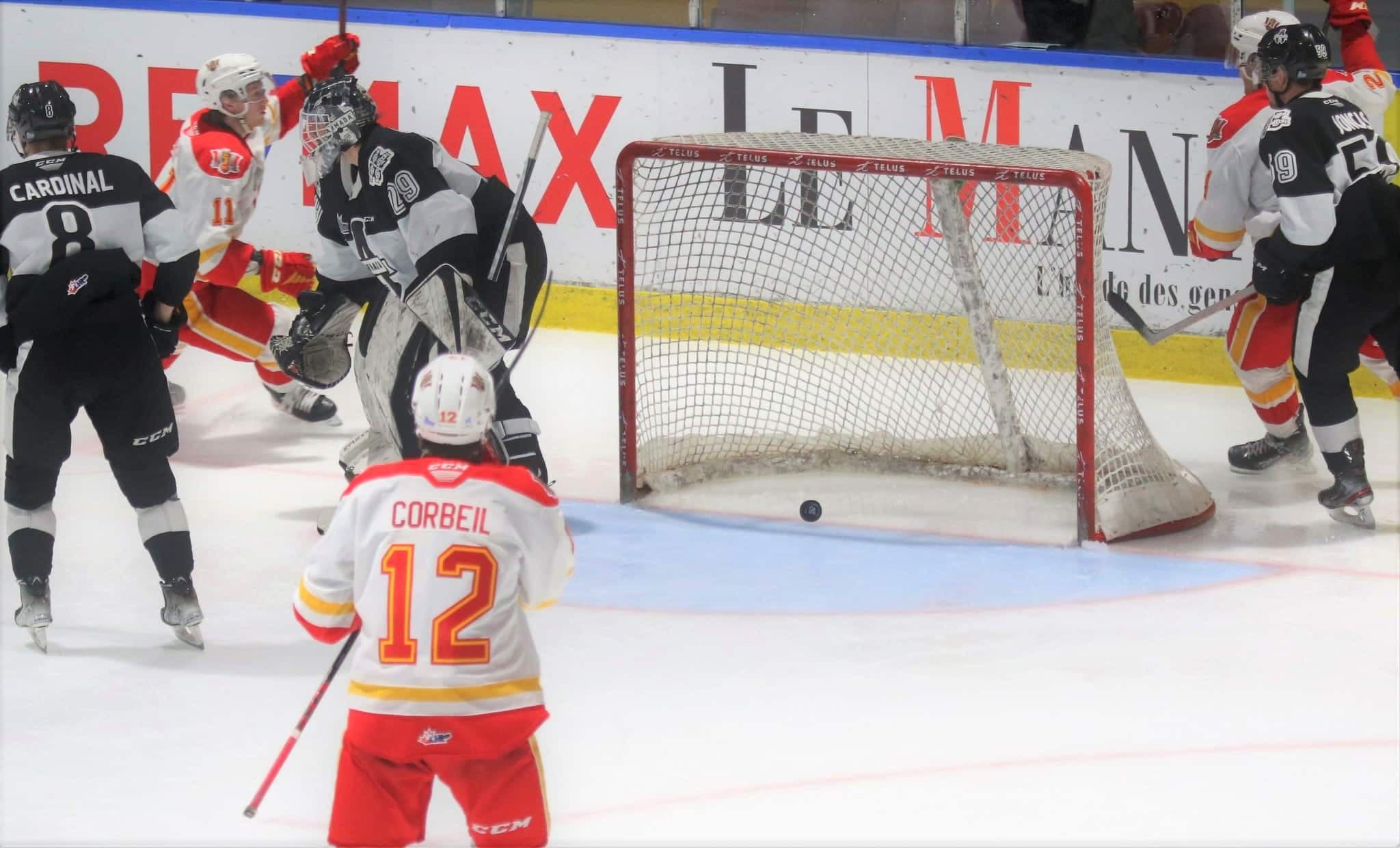 Inspirés par les deux buts de Xavier Fortin (no 11), le Drakkar l’a emporté 5 à 4, samedi, face à l’Armada de Blainville-Boisbriand.