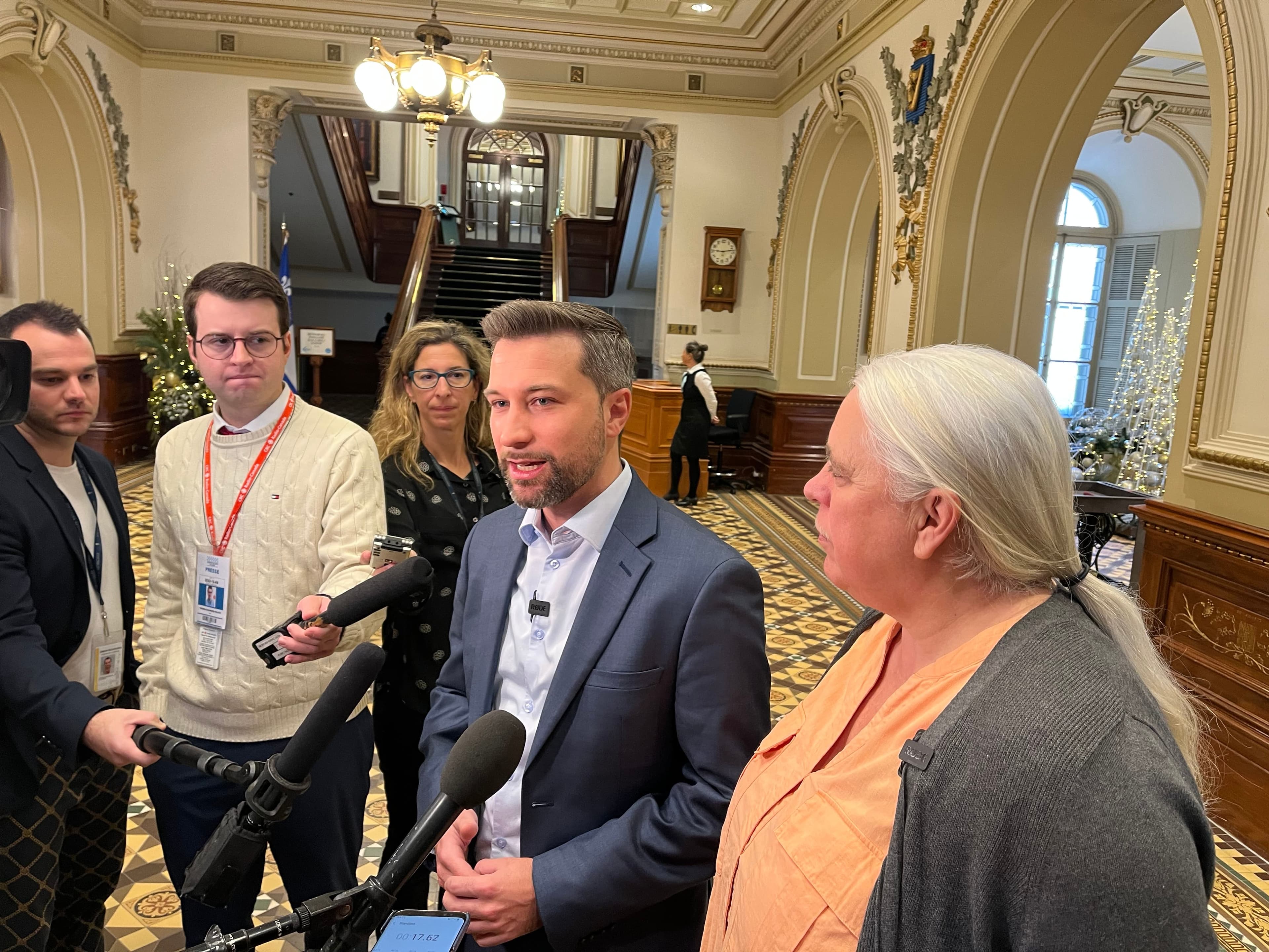 Le porte-parole de Québec solidaire, Gabriel Nadeau-Dubois, peu avant son entrée au caucus présessionnel de son parti, mercredi matin, le 23 novembre 2022.