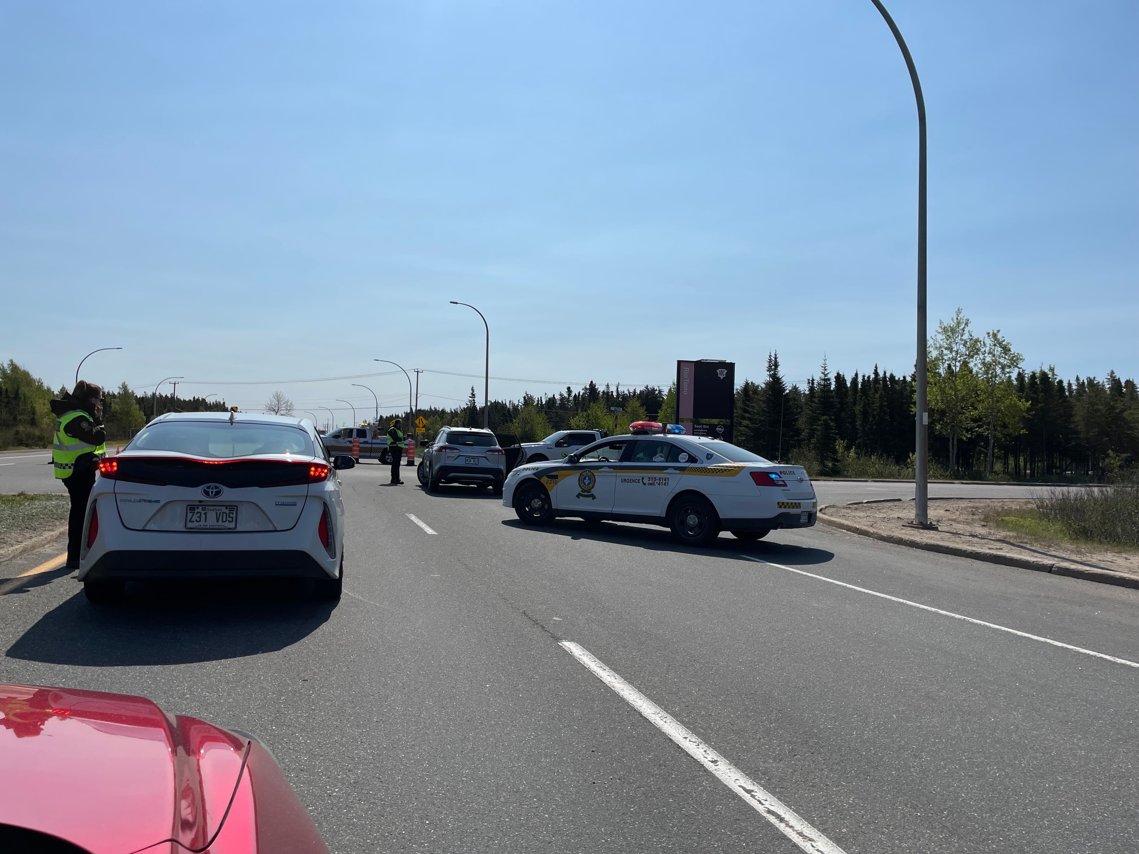 La Sûreté du Québec assure le contrôle de la circulation sur la route 138, en direction de l’aéroport de Sept-Îles.