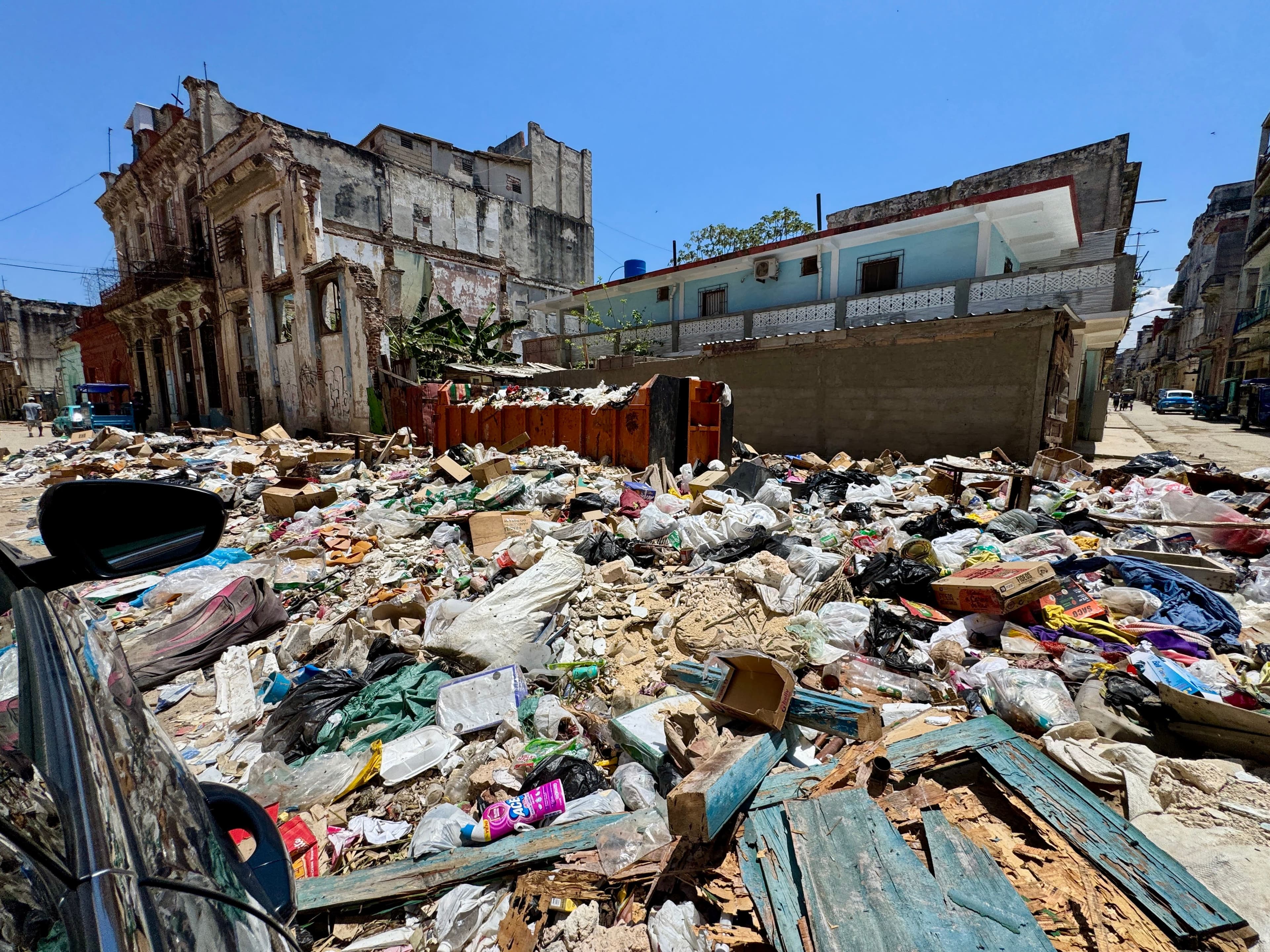 Des déchets jonchent le sol en raison de la pénurie de carburant à Cuba.