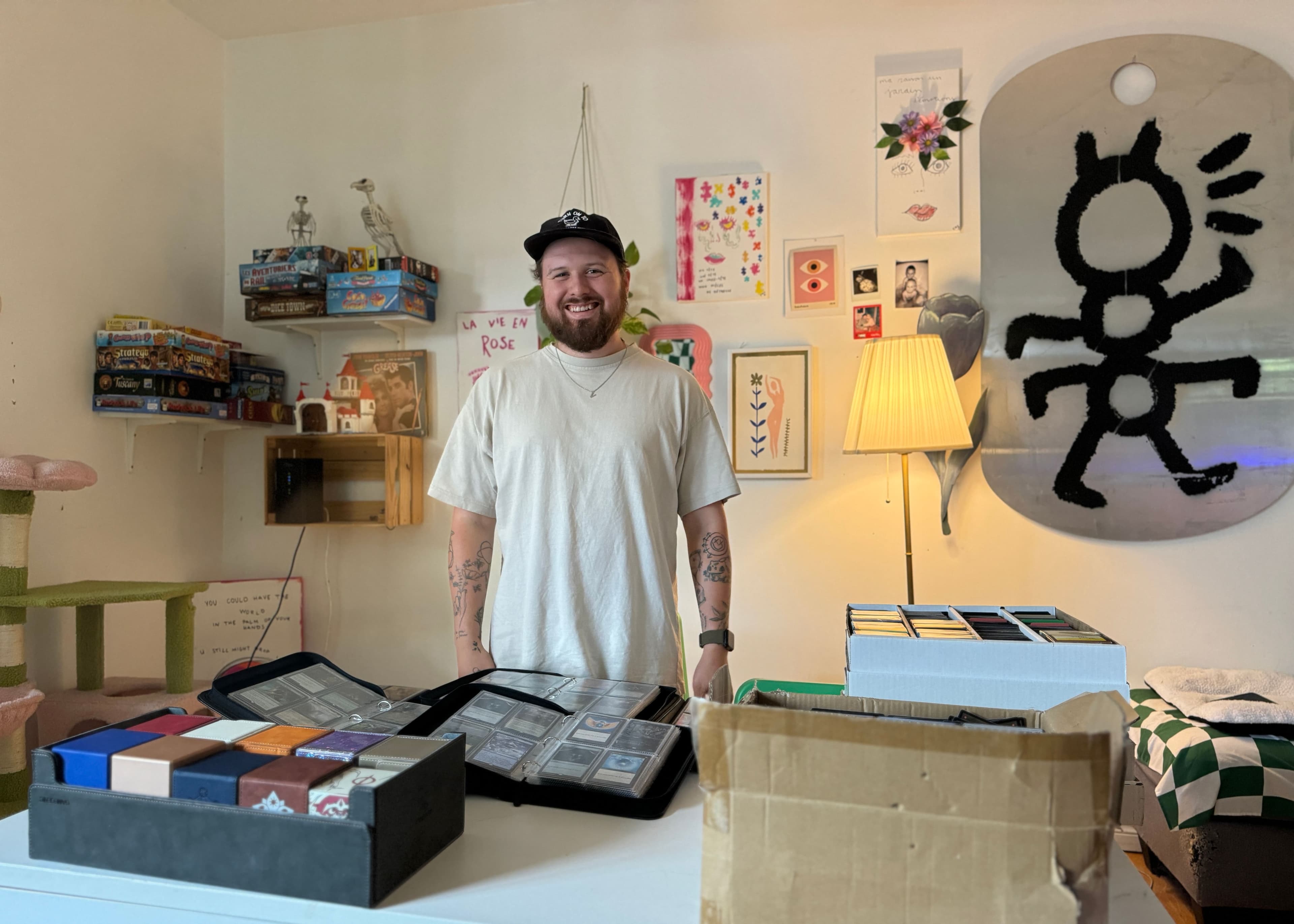 Pier-Hugues Boucher, alias Vendou, est un fan des cartes Magic depuis qu’il a 10 ans. Aujourd’hui âgé de 32 ans, l’artiste en possède quelques dizaines de milliers et joue une fois par semaine avec des potes.