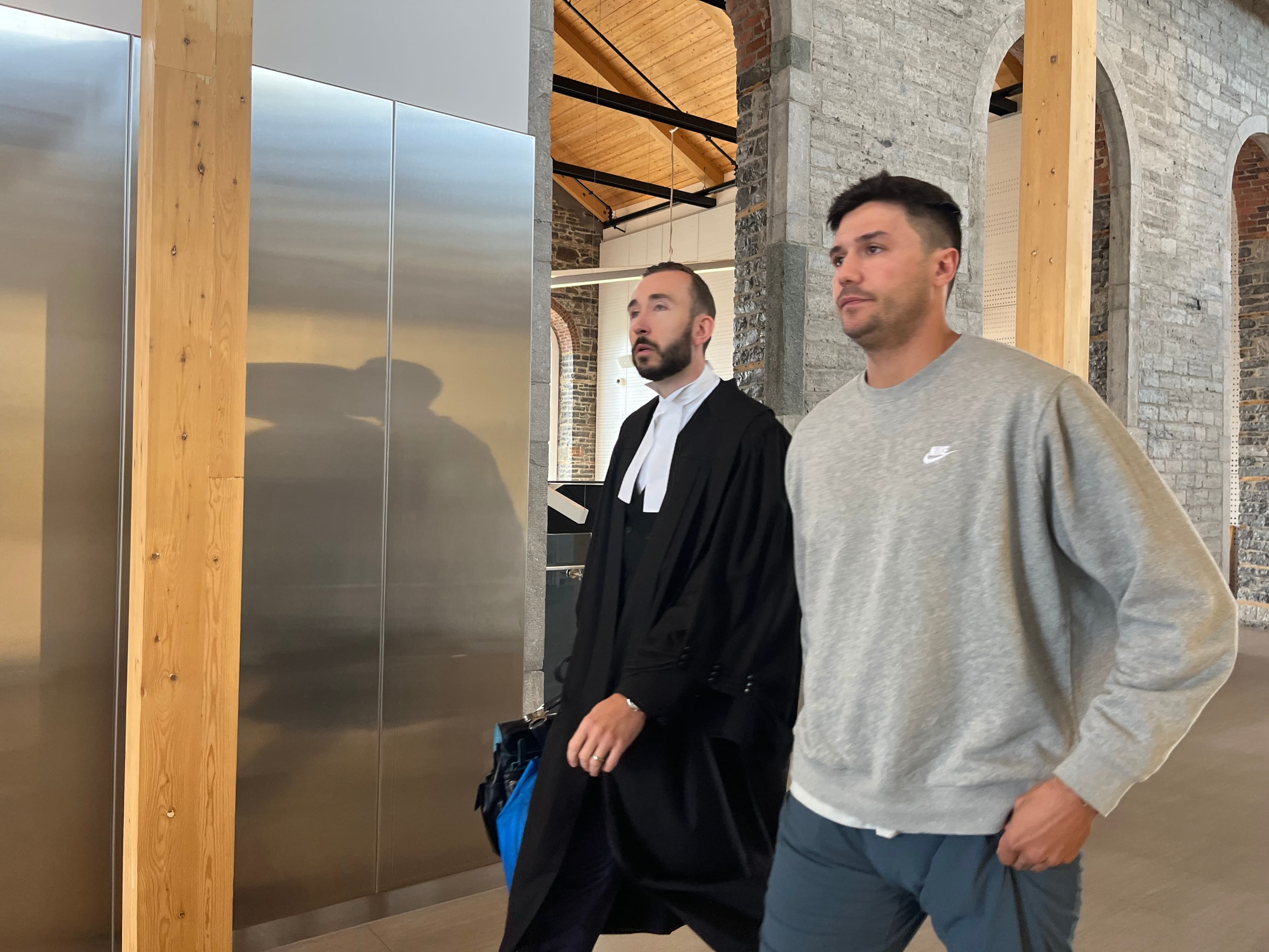 Gabriel Gagné et son avocat à leur arrivée au palais de justice de Montmagny, le mardi 23 septembre 2025.