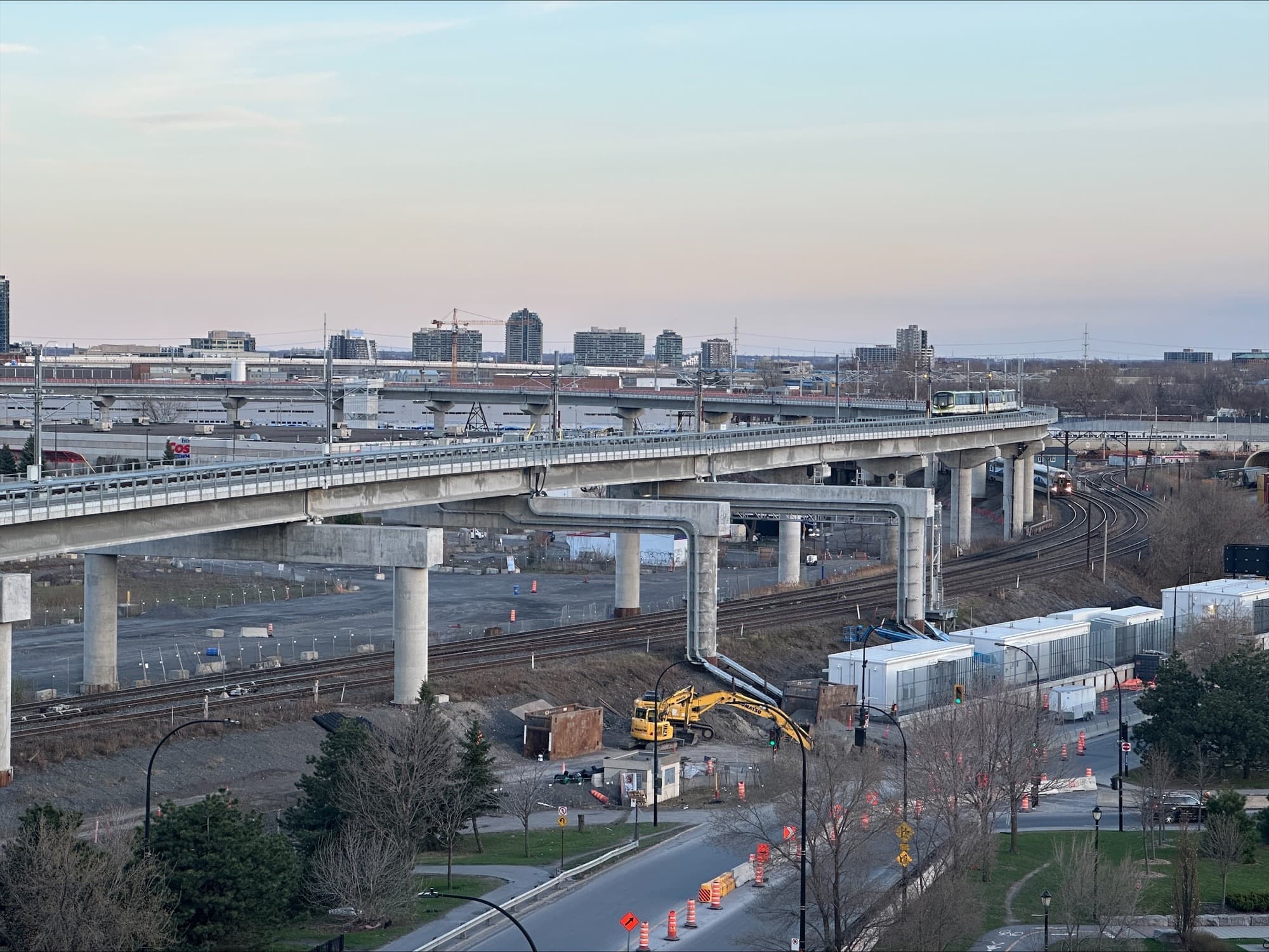 Du haut des tours à condos de Griffintown, on peut apercevoir les trains du REM arriver du pont Champlain et de l'île des Soeurs.