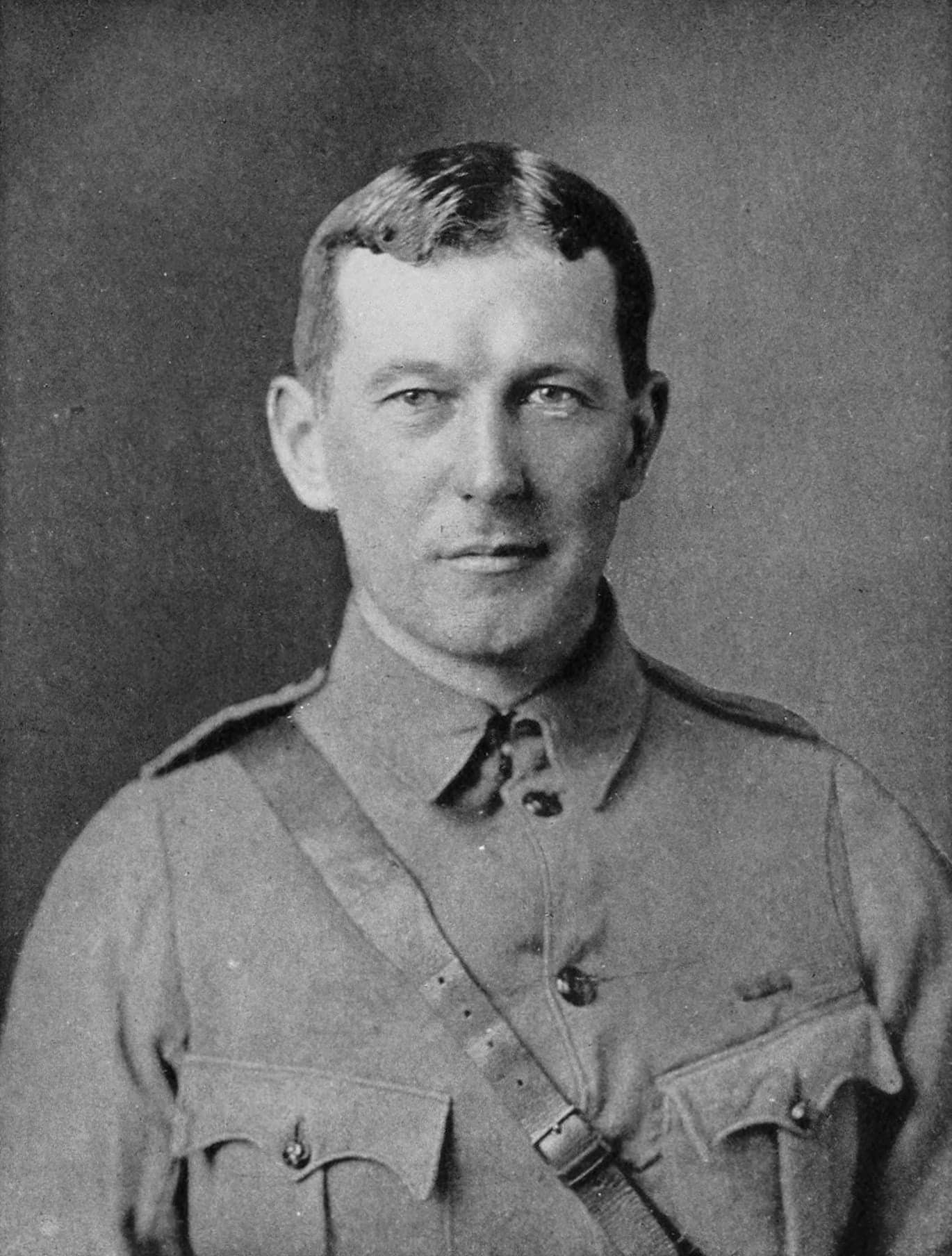 John McCrae, auteur du poème «In Flanders Fields» alors qu’il participe à la Première Guerre mondiale, est celui qui a inspiré l’utilisation du coquelicot pour se souvenir des morts et des horreurs de la guerre.