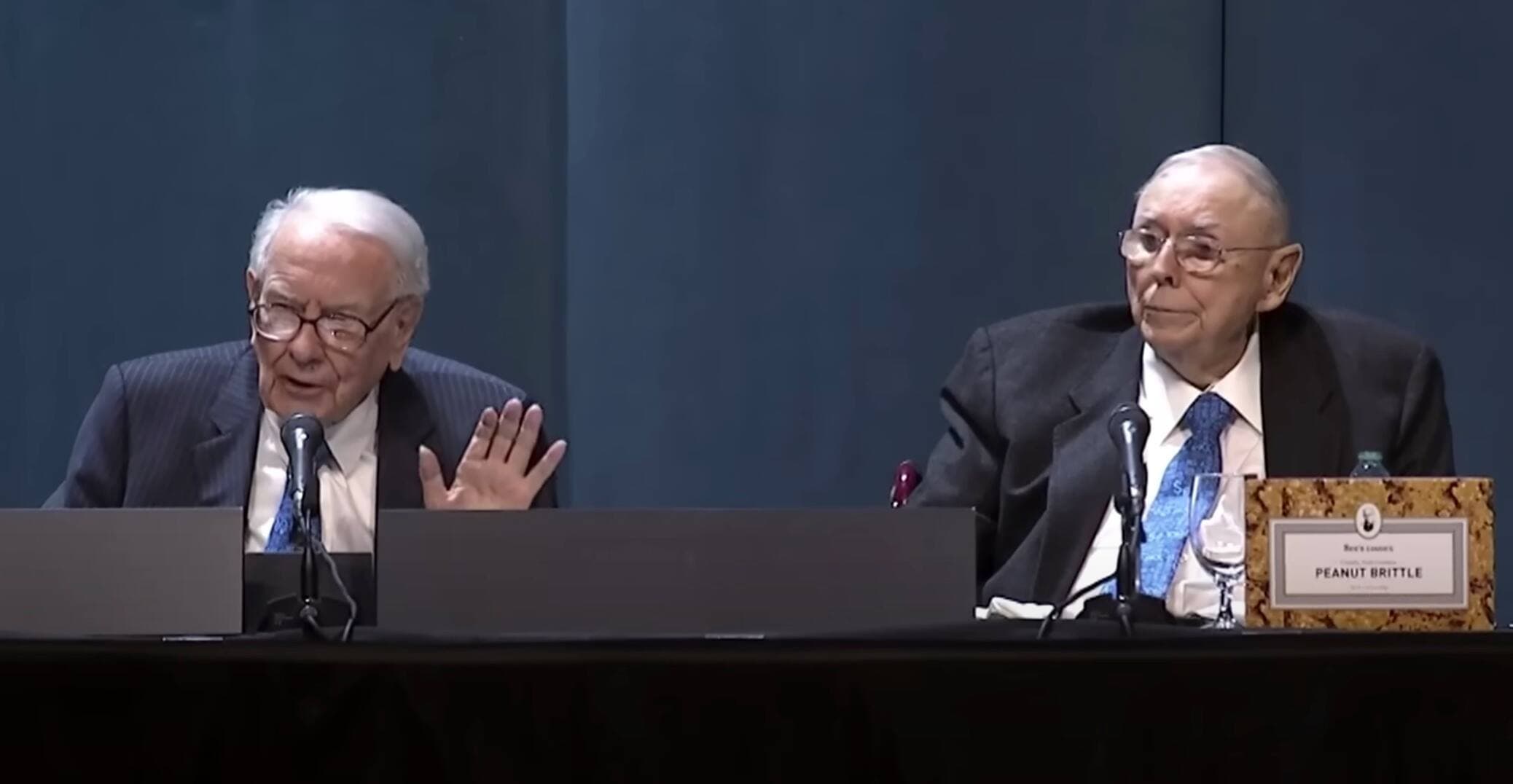 Warren Buffet (à droite) et Charlie Munger lors de l'assemblée des actionnaires 2023 de Berkshire Hathaway.