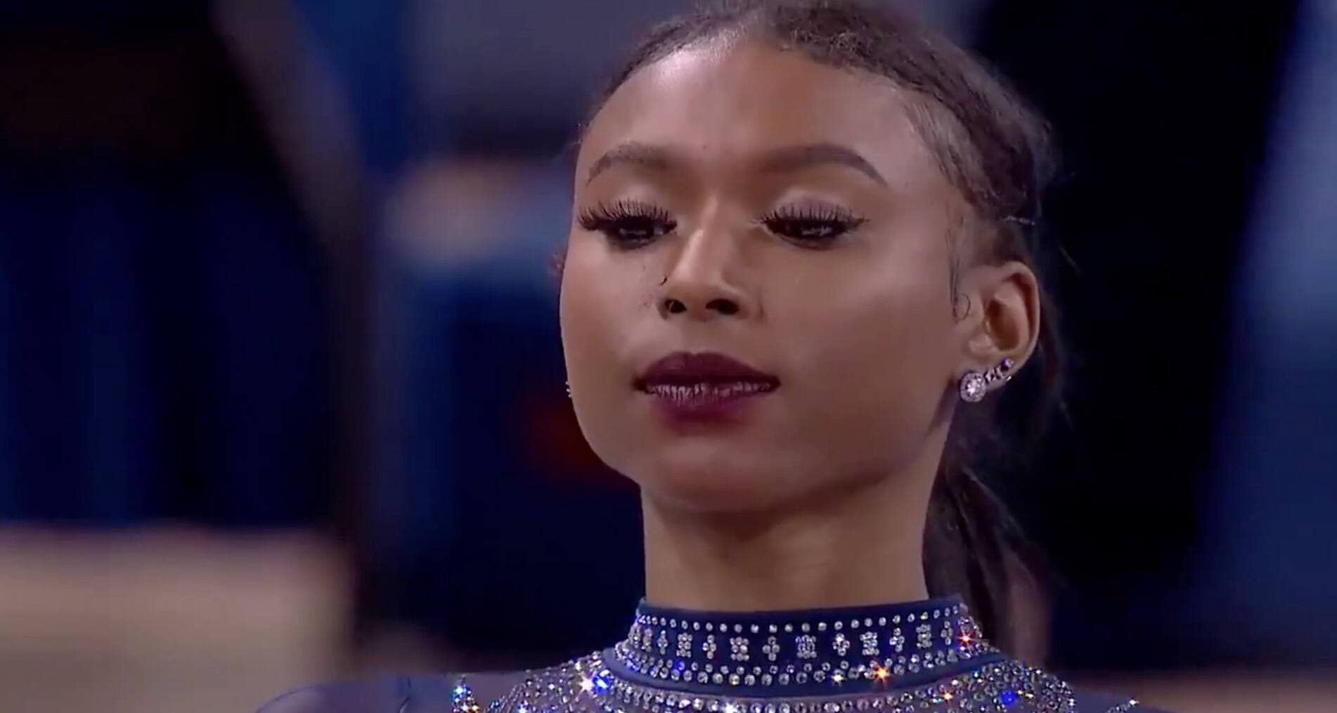 L'athlète universitaire de gymnastique de Los Angeles Nia Dennis avant d'entamer sa routine lors d'une compétition contre l'État de Californie le 23 janvier. La vidéo de cette chorégraphie hommage à la culture afro-américaine est devenue virale sur Twitter.