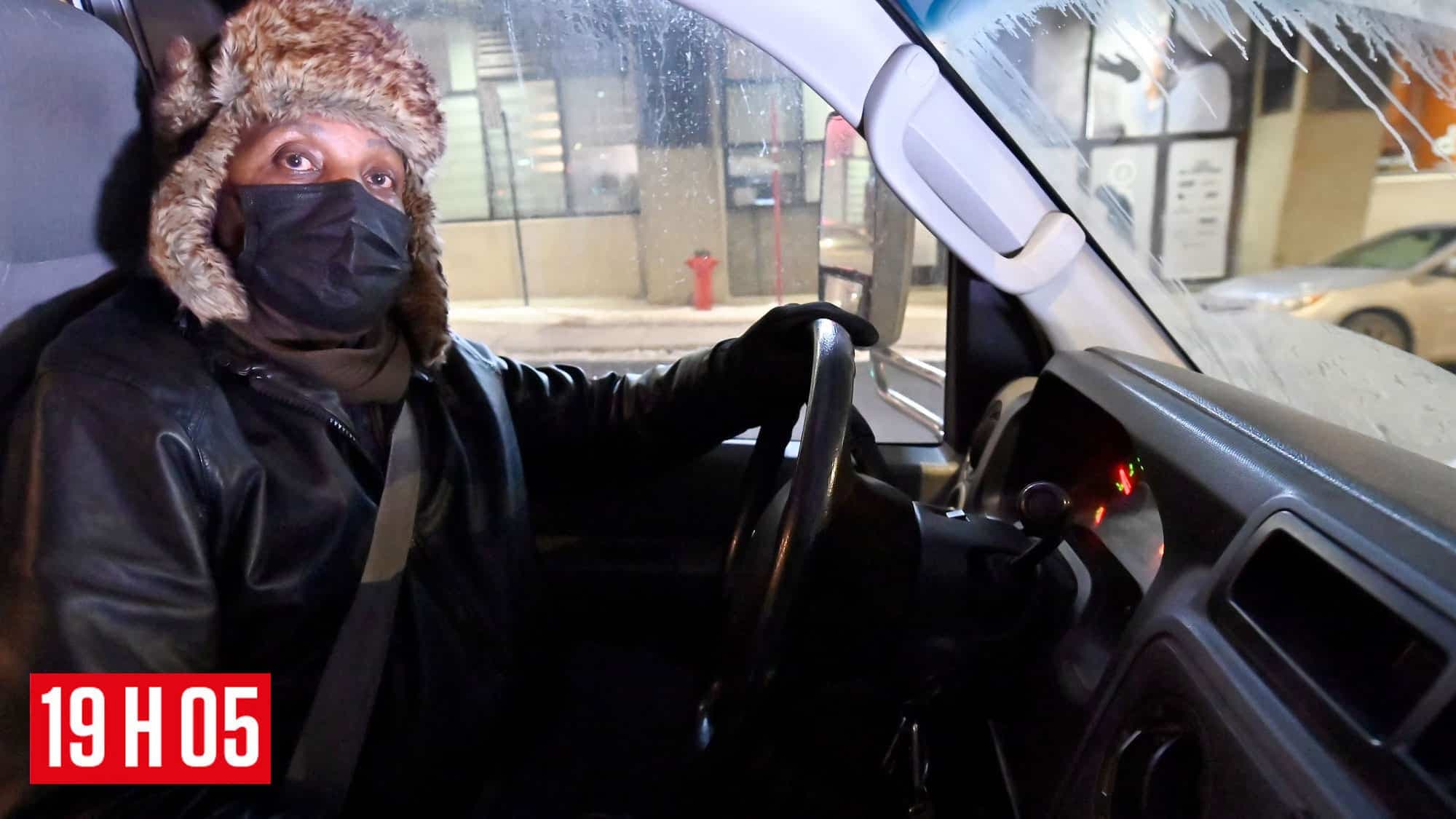 C’est Jean-Pierre Kamgang qui est aux commandes du minibus.