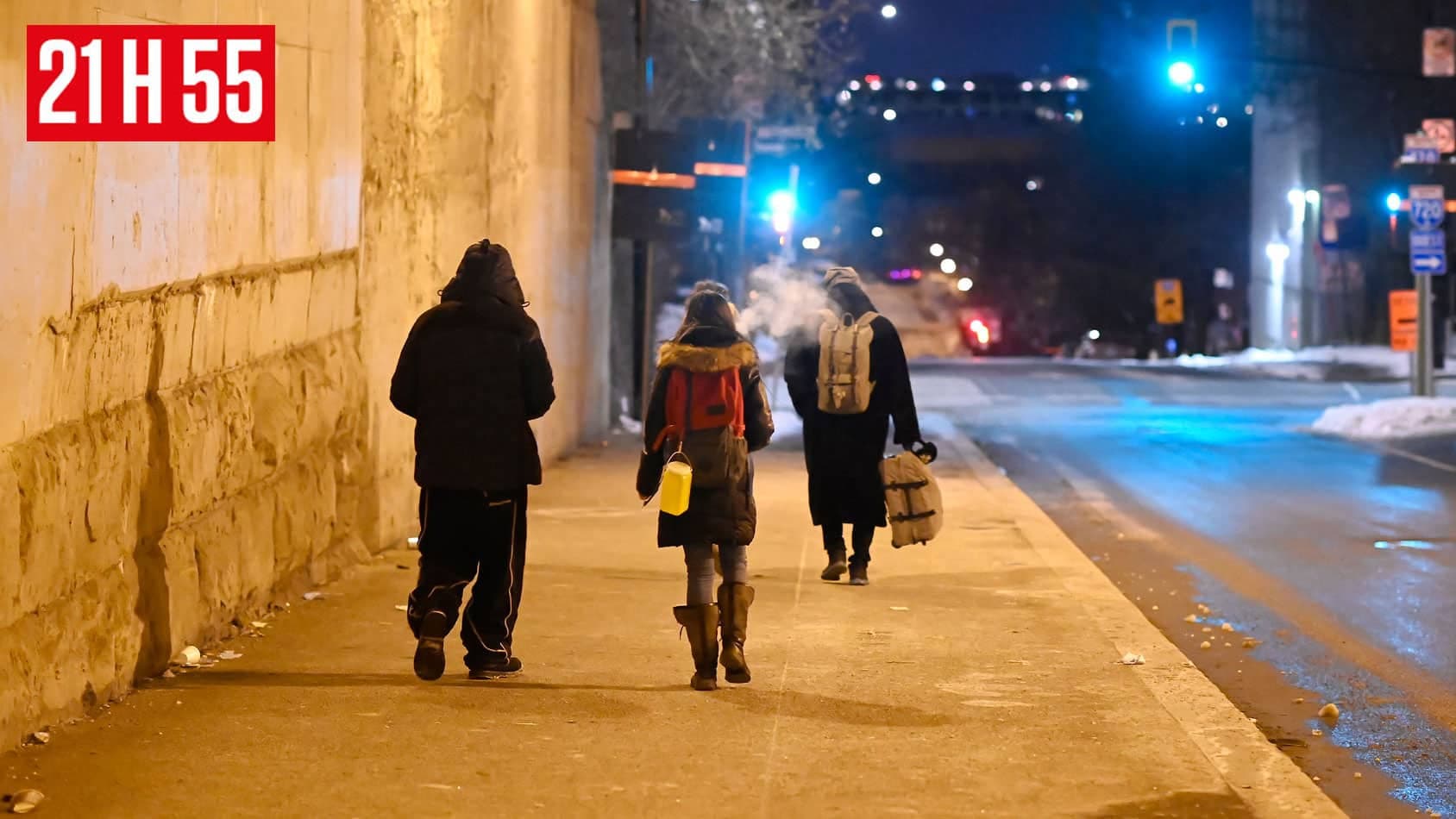 Deux personnes attendaient la navette à l’intérieur de la station Lucien-L’Allier.