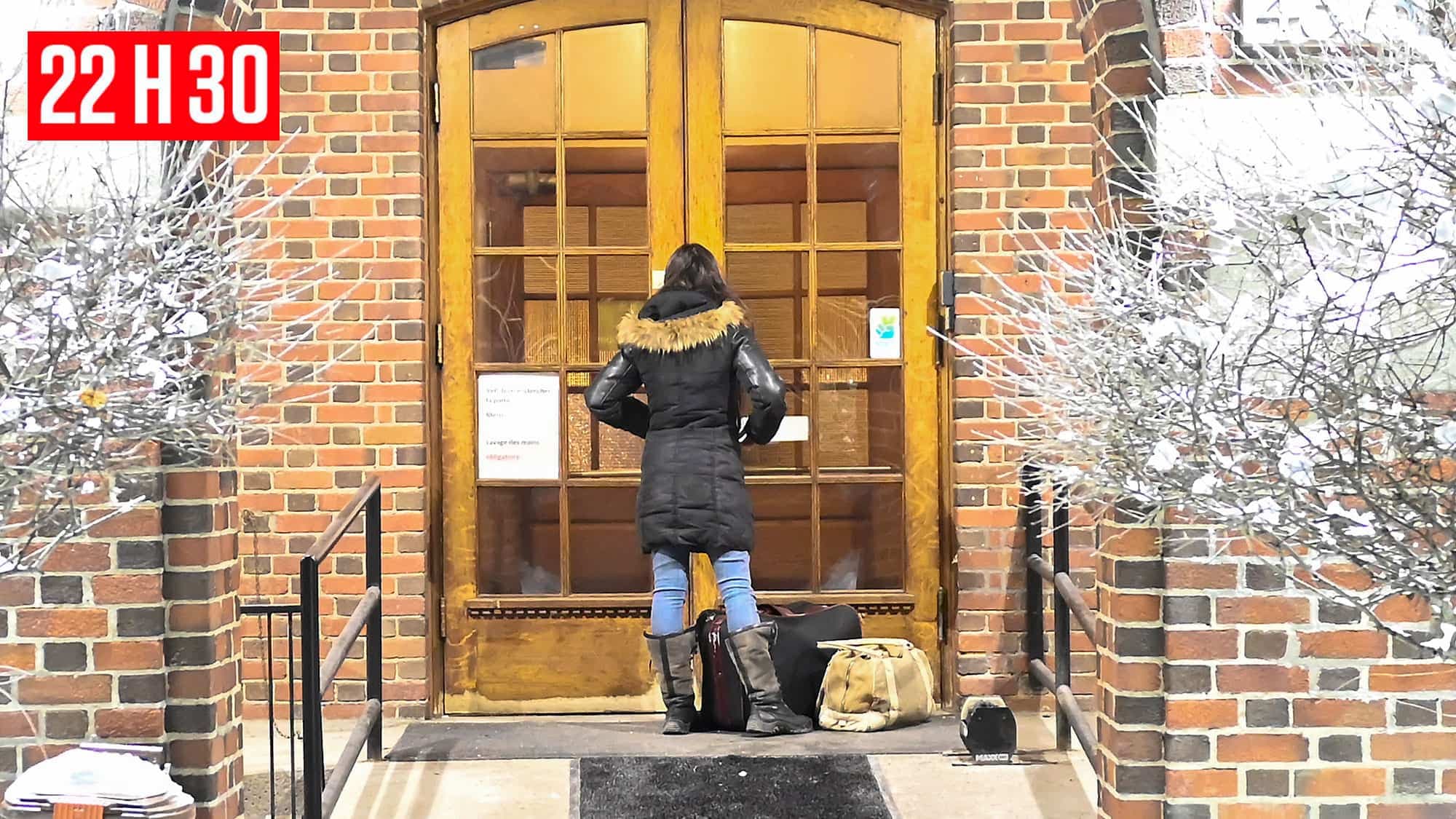 Maude Viau s’assure qu’une femme est accueillie au refuge.