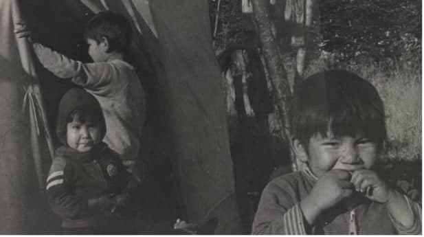 Des enfants innus de Pakua Shipi à l’automne 1970.