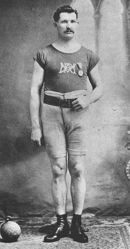 Le champion olympique Étienne Desmarteau. 
En 1904, lorsque notre Québécois remporte l’or, les Jeux olympiques ne sont revenus à la mode que depuis huit ans. Les premiers Jeux olympiques modernes, ceux d’Athènes en 1896, n’attirent que 250 athlètes. Les Olympiques gagneront graduellement en popularité.