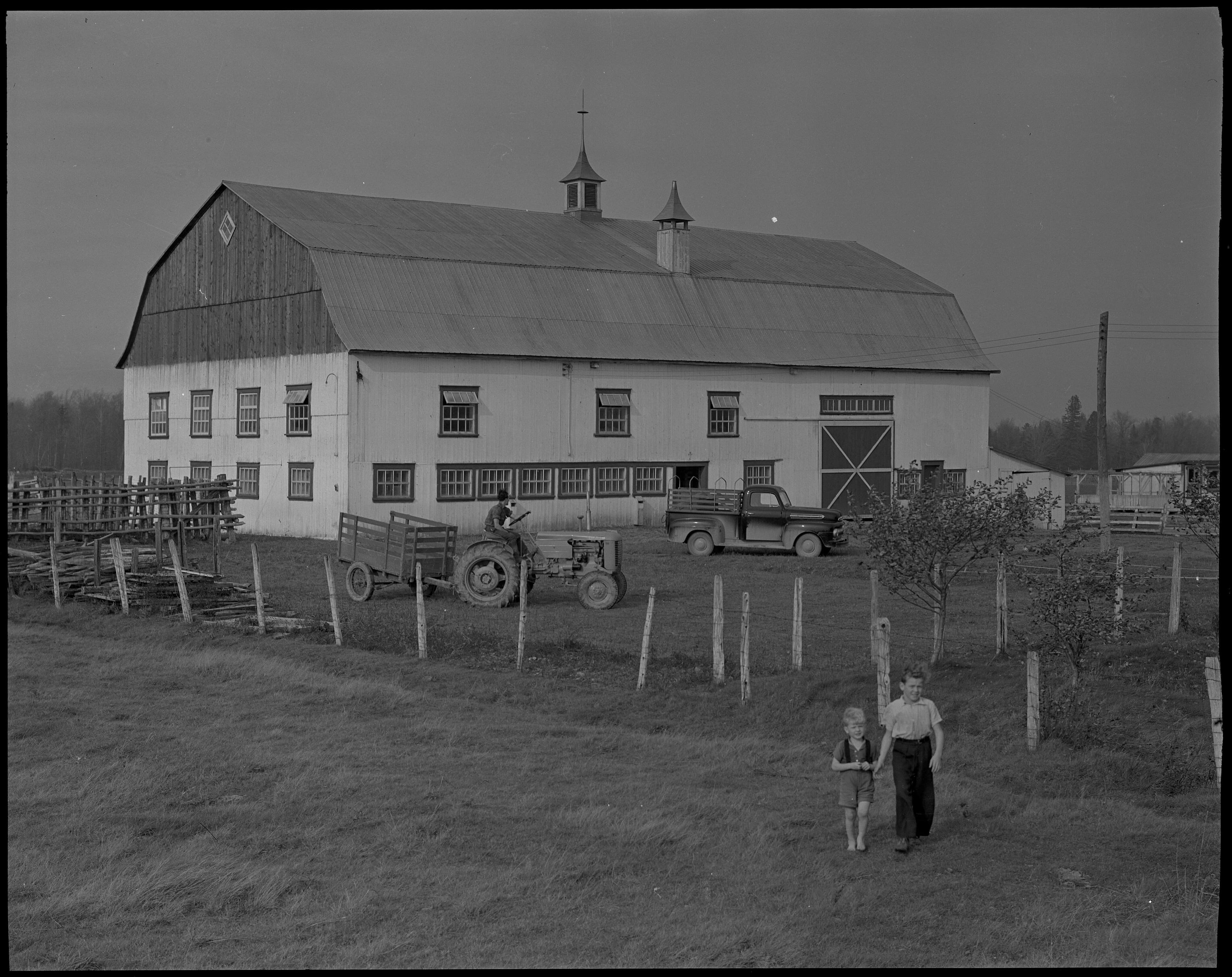 Grange-étable moderne chez Gérard Gosselin à Saint-Anselme, comté de Dorchester, 1952.