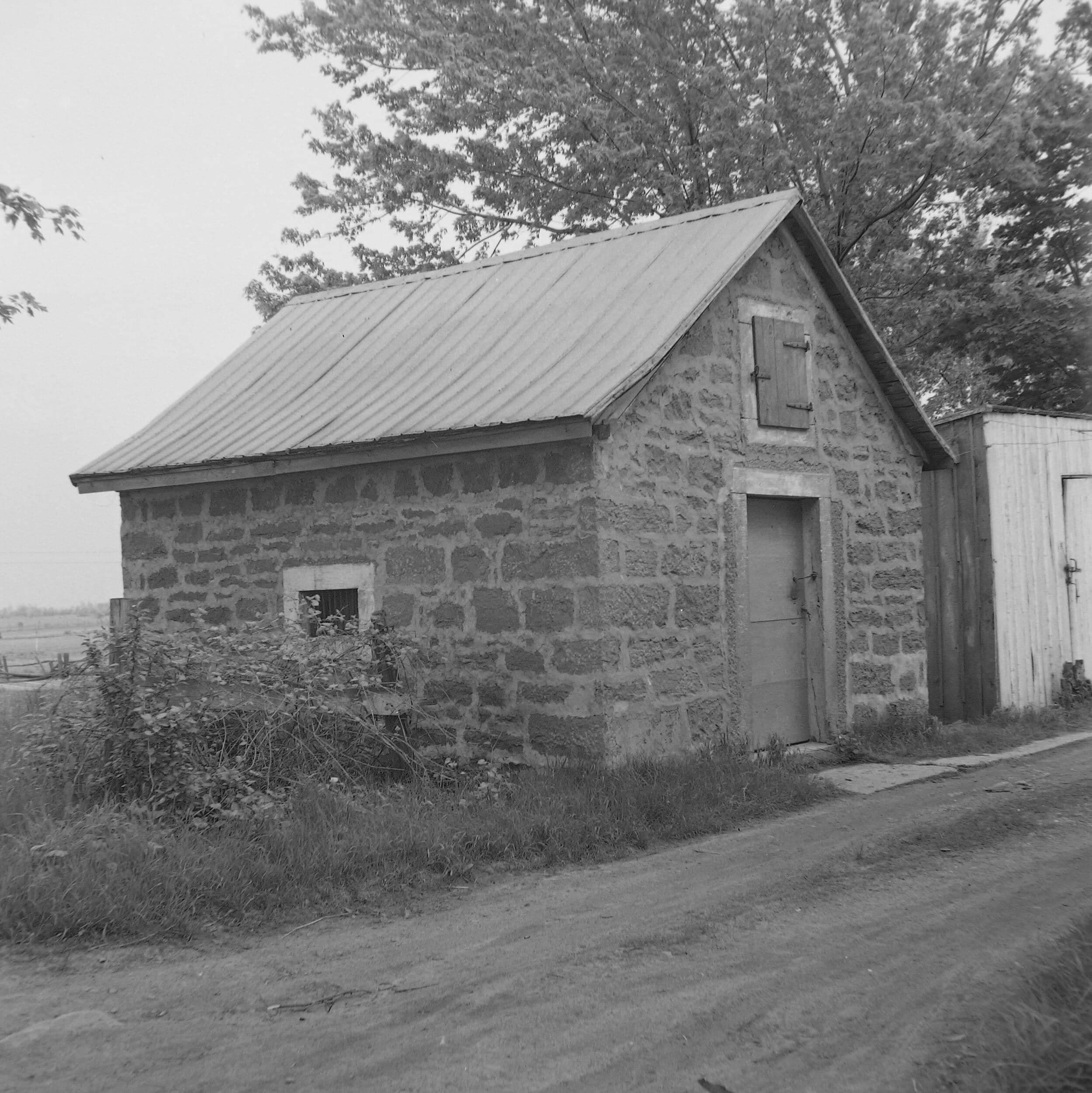 Saint-Elzéar, île Jésus, laiterie en pierre des champs, vers 1950.