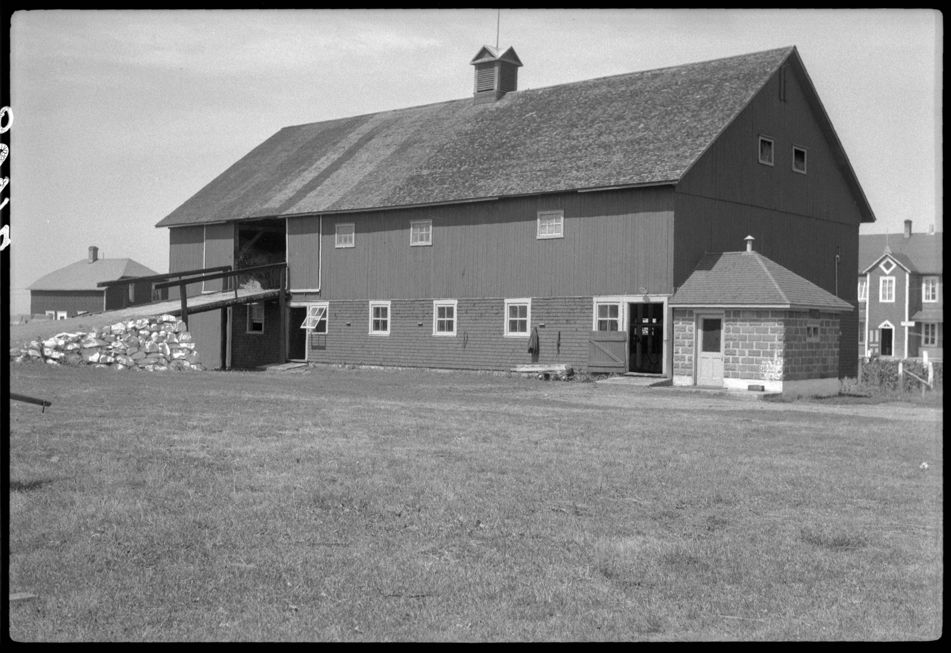 Grange-étable de Philippe A. Bouchard à Luceville, 1949.