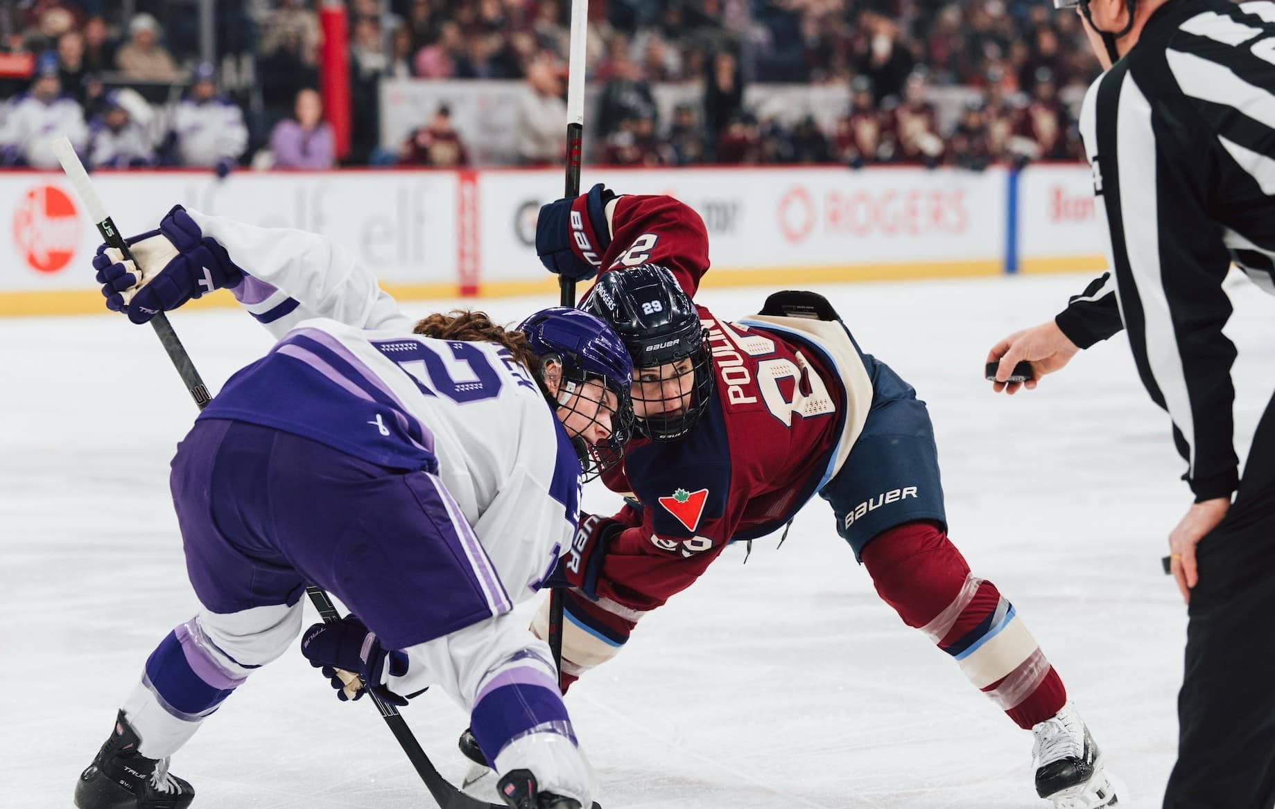 L'attaquante de la Victoire de Montréal Marie-Philip Poulin affronte une joueuse du Frost du Minnesota durant une mise en jeu, le samedi 2 mai 2026 à la Place Bell.
