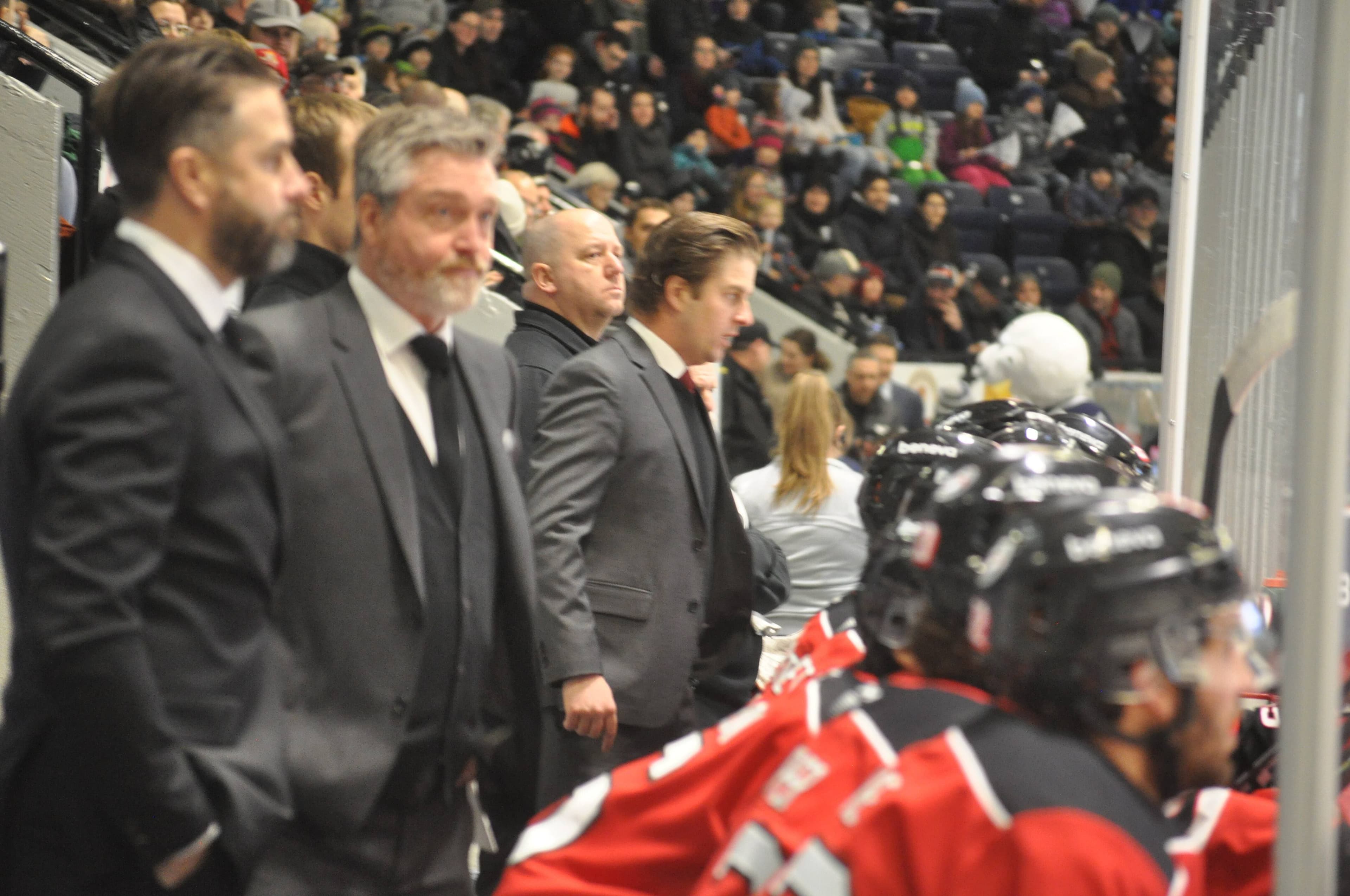 L’entraîneur-chef des Remparts, Patrick Roy et son adjoint Simon Gagné.