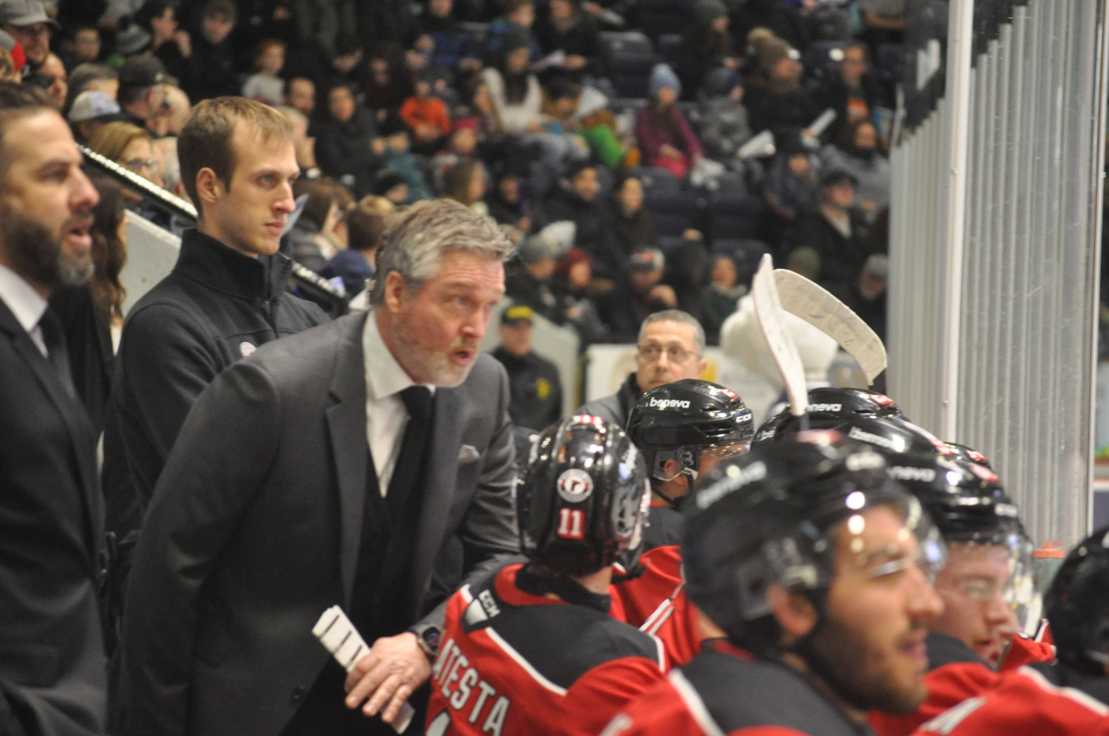 Patrick Roy discute avec James Malatesta qui a inscrit le premier but des siens.