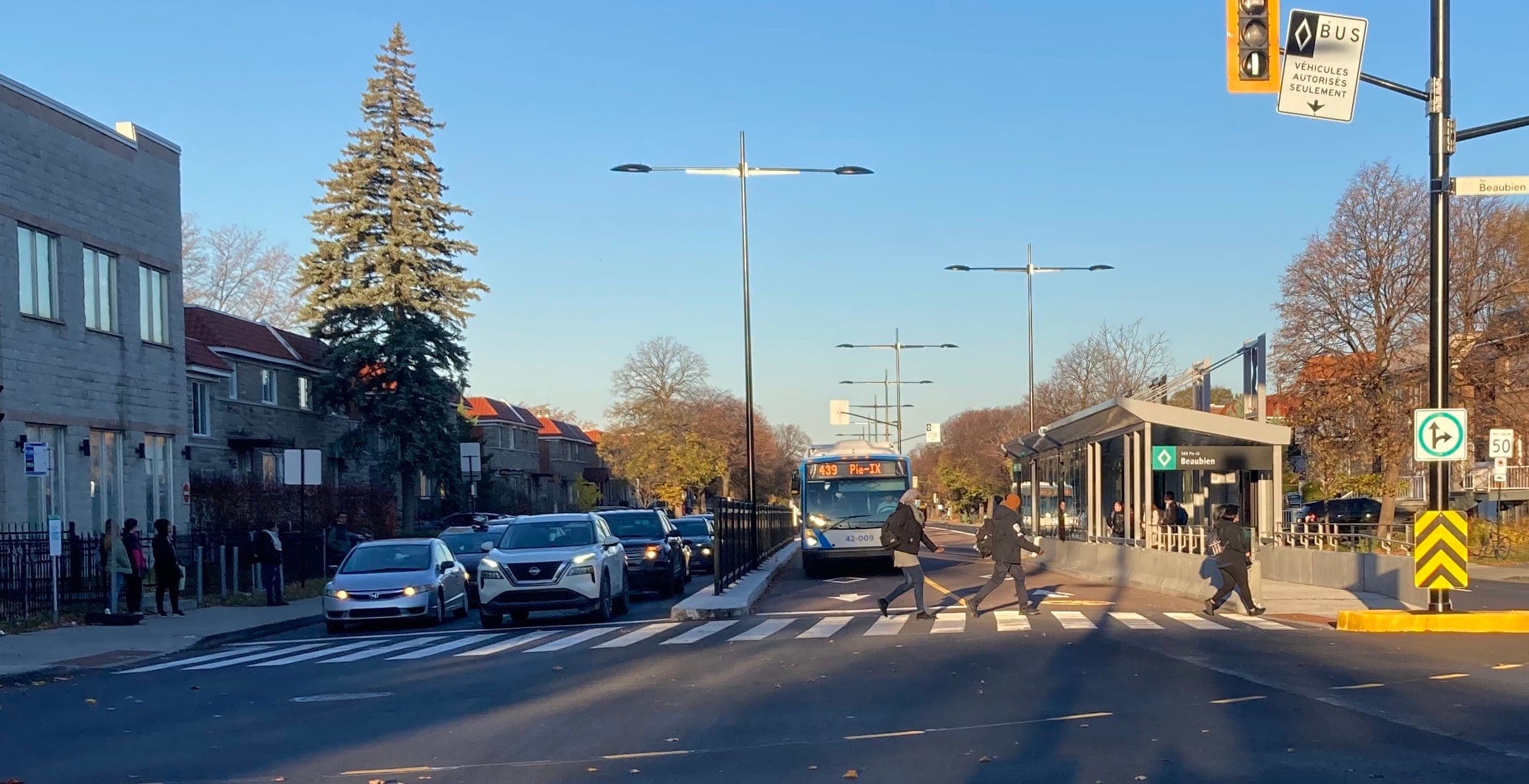 De gauche à droite : la voie où circulent les voitures et les bus locaux / le SRB en voie réservée / l'édicule où attendre le bus.