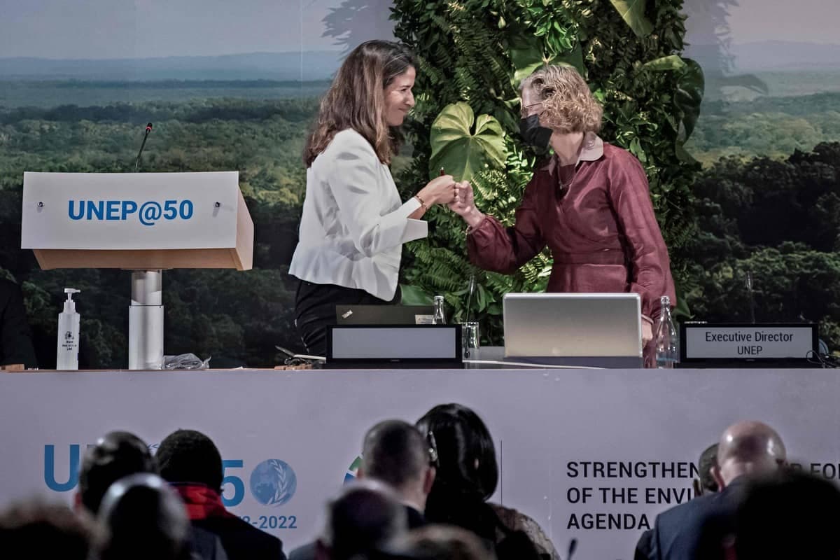 La ministre marocaine de la transition énergétique et du développement durable, Leila Benali (gauche), et la nouvelle présidente du Programme des Nations unies pour l'environnement (PNUE), Inger Andersen (droite), à Nairobi, au Kenya, le 3 mars 2022.