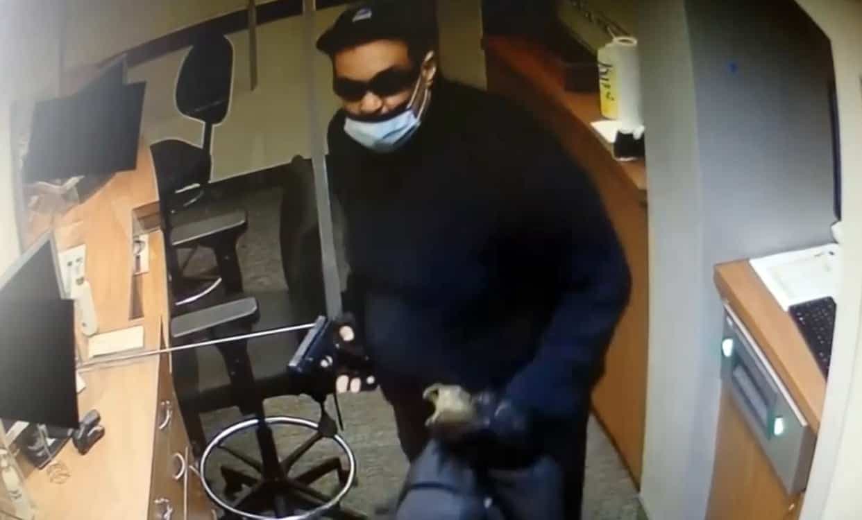 Cet homme armé est recherché pour le vol qualifié de la caisse populaire de Saint-Amable, en Montérégie.