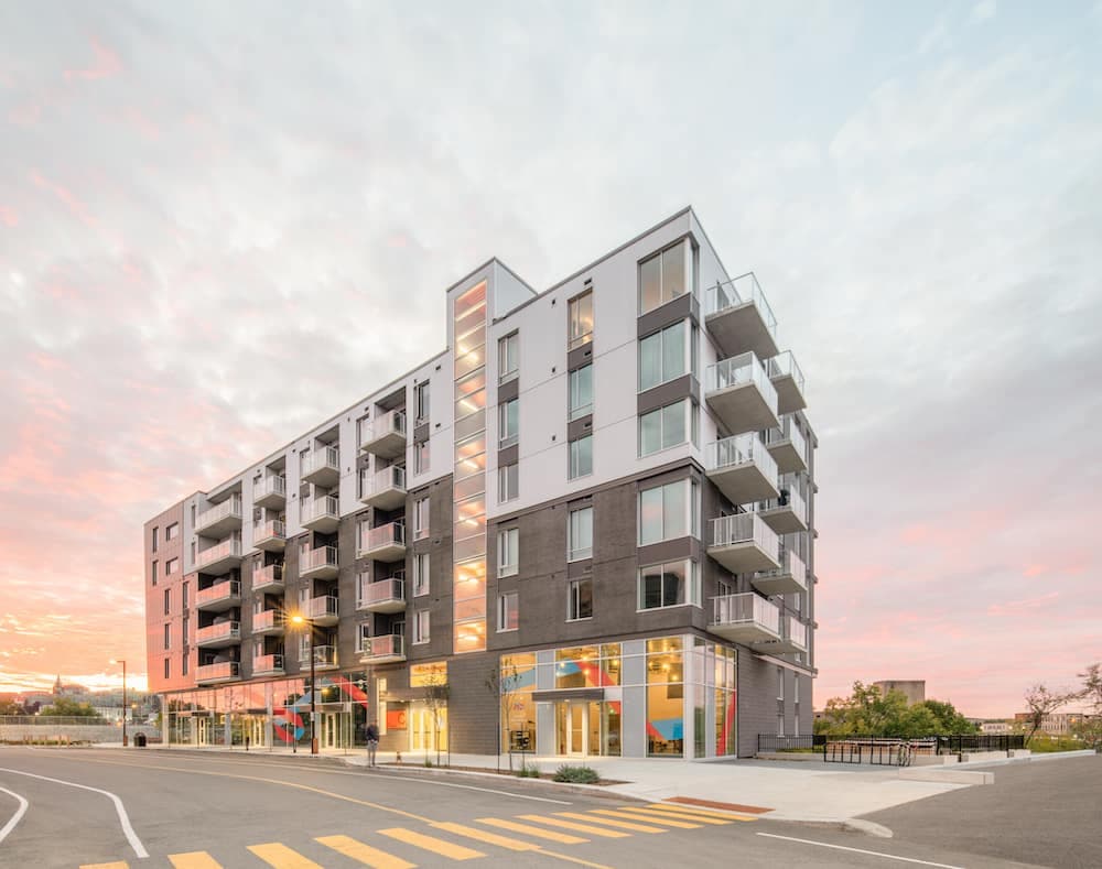 L'un des bâtiments du développement de condos Zibi, à Gatineau