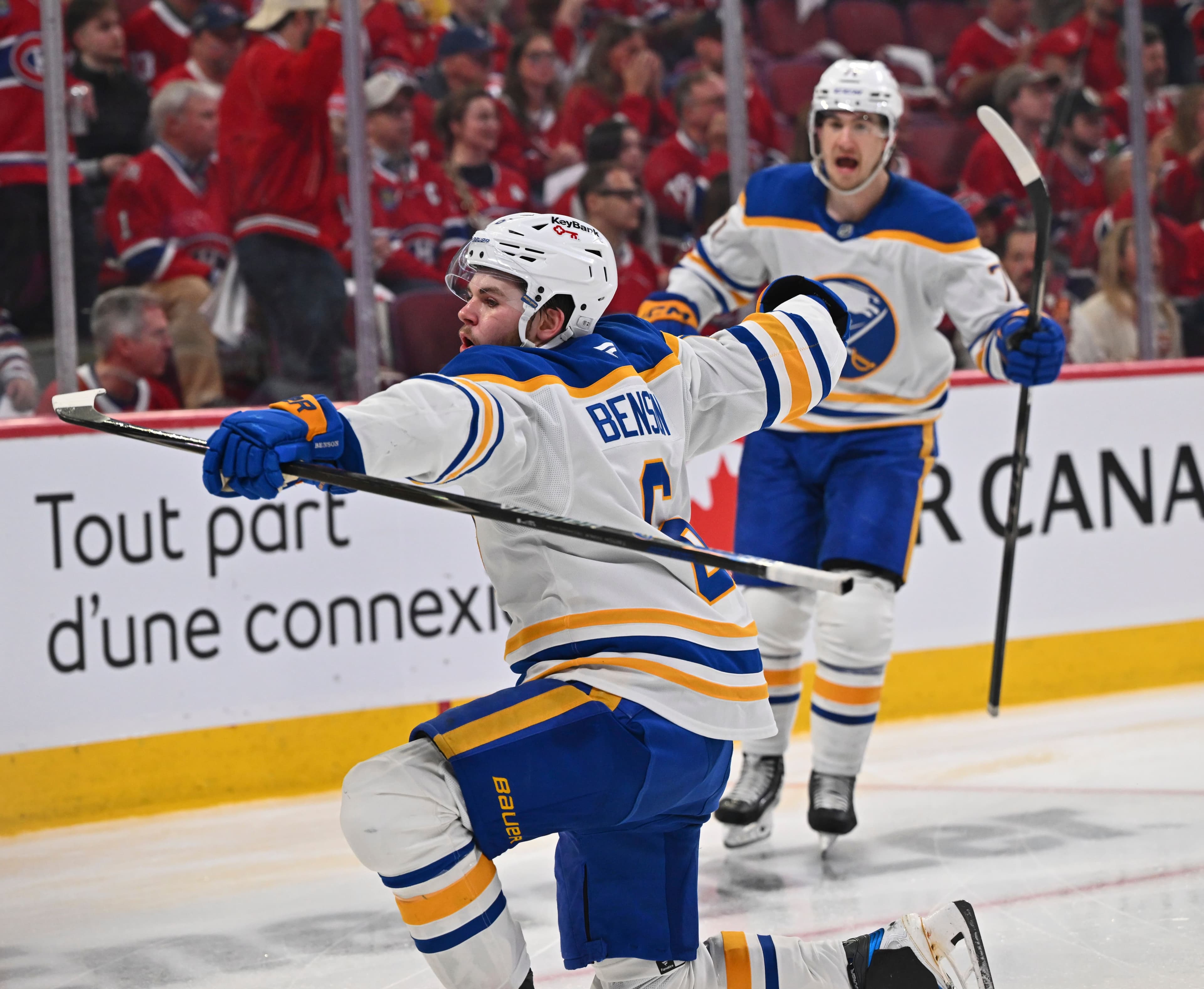 les joueurs célèbrent le but de #6 Zach Benson (AG) (BUF)  lors de la deuxième période du 6e match de la deuxième ronde dans la série entre les Sabres de Buffalo et du Canadien de Montréal au Centre Bell le samedi 16 mai 2026. Photo Martin Chevalier