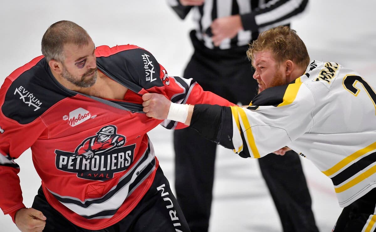 André Thibault (à droite), qui se bat à la fois dans la LNAH et dans la Ligue de hockey senior AAA, ne croit pas que ces deux circuits survivraient à l’abolition des combats.