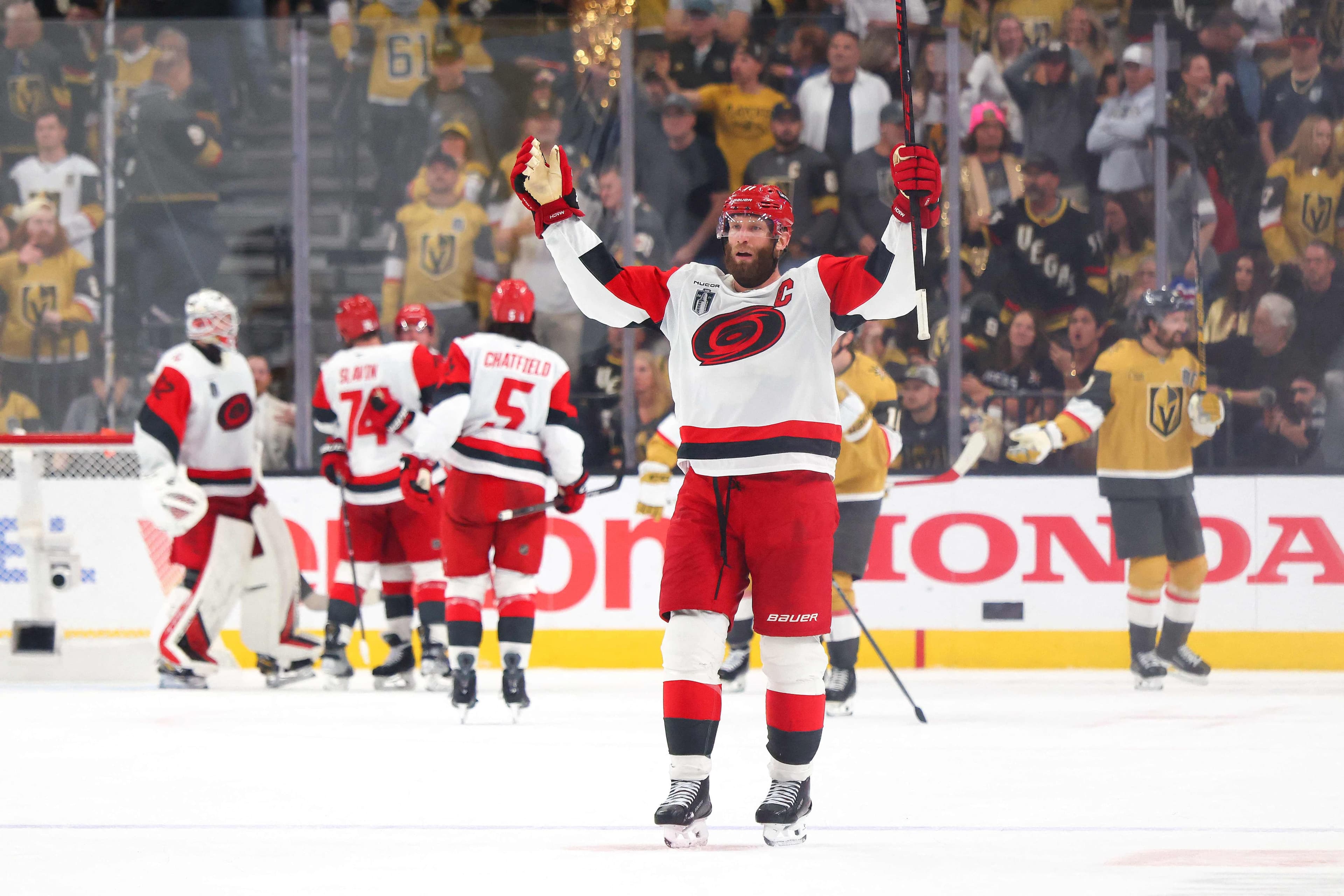 Jordan Staal a marqué deux buts dans la victoire des Hurricanes mardi.