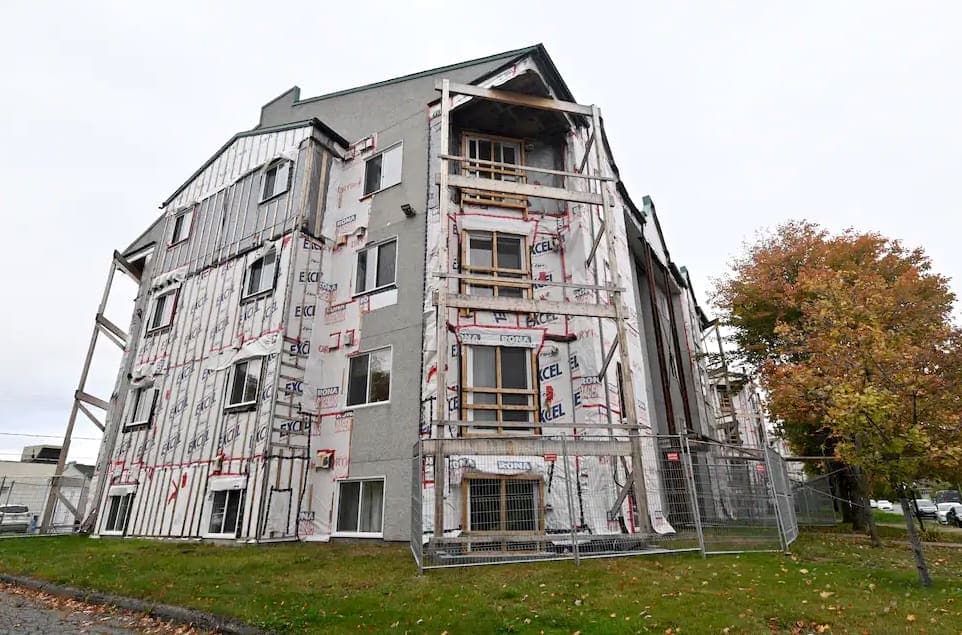 Les immeubles ont été construits en 1993 par le consortium Investissement jérômien. Toutes les entreprises qui composaient le groupe sont dissoutes depuis au moins 2004. Des centaines de milliers de dollars sont aujourd’hui nécessaires pour les travaux.