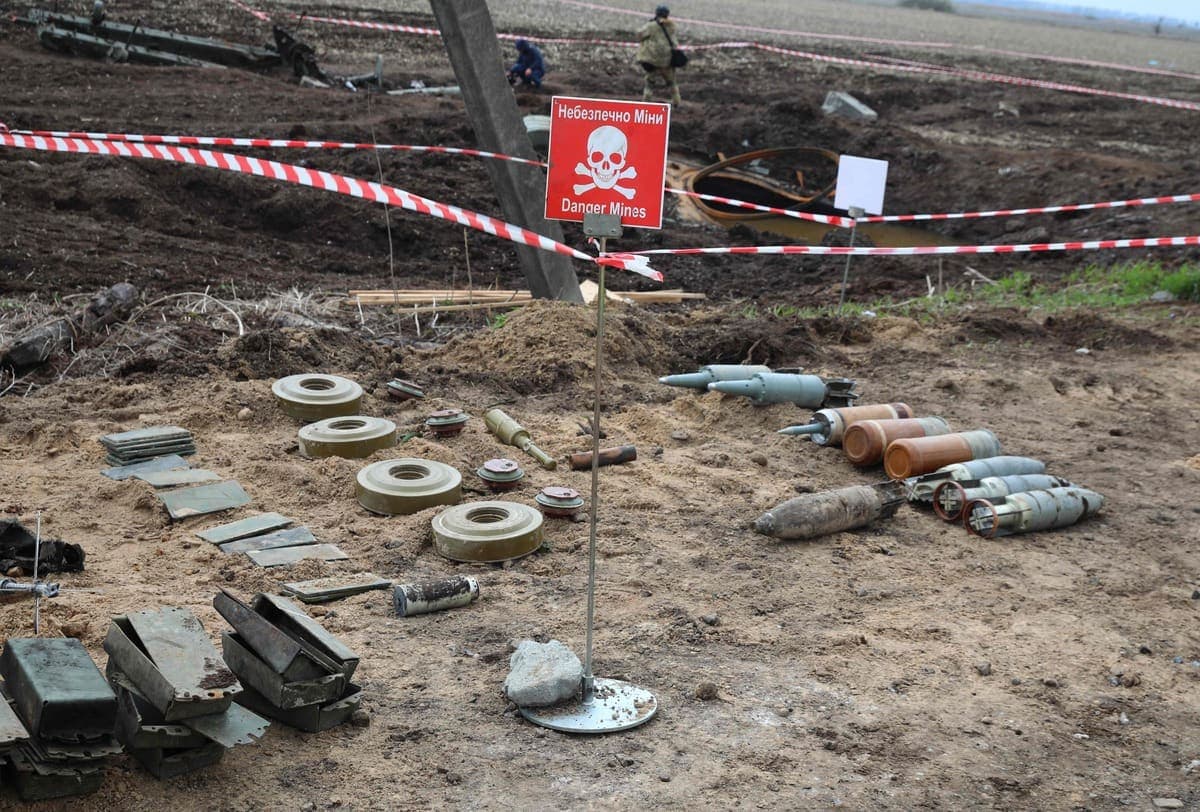 Des mines et d'autres engins explosifs trouvés lors d'une opération de déminage dans un champ non loin de la ville de Brovary, au nord-est de Kyïv, le 21 avril 2022 .