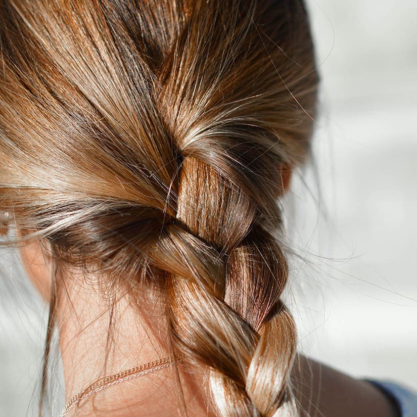 Voici une façon tendance d’attacher nos cheveux