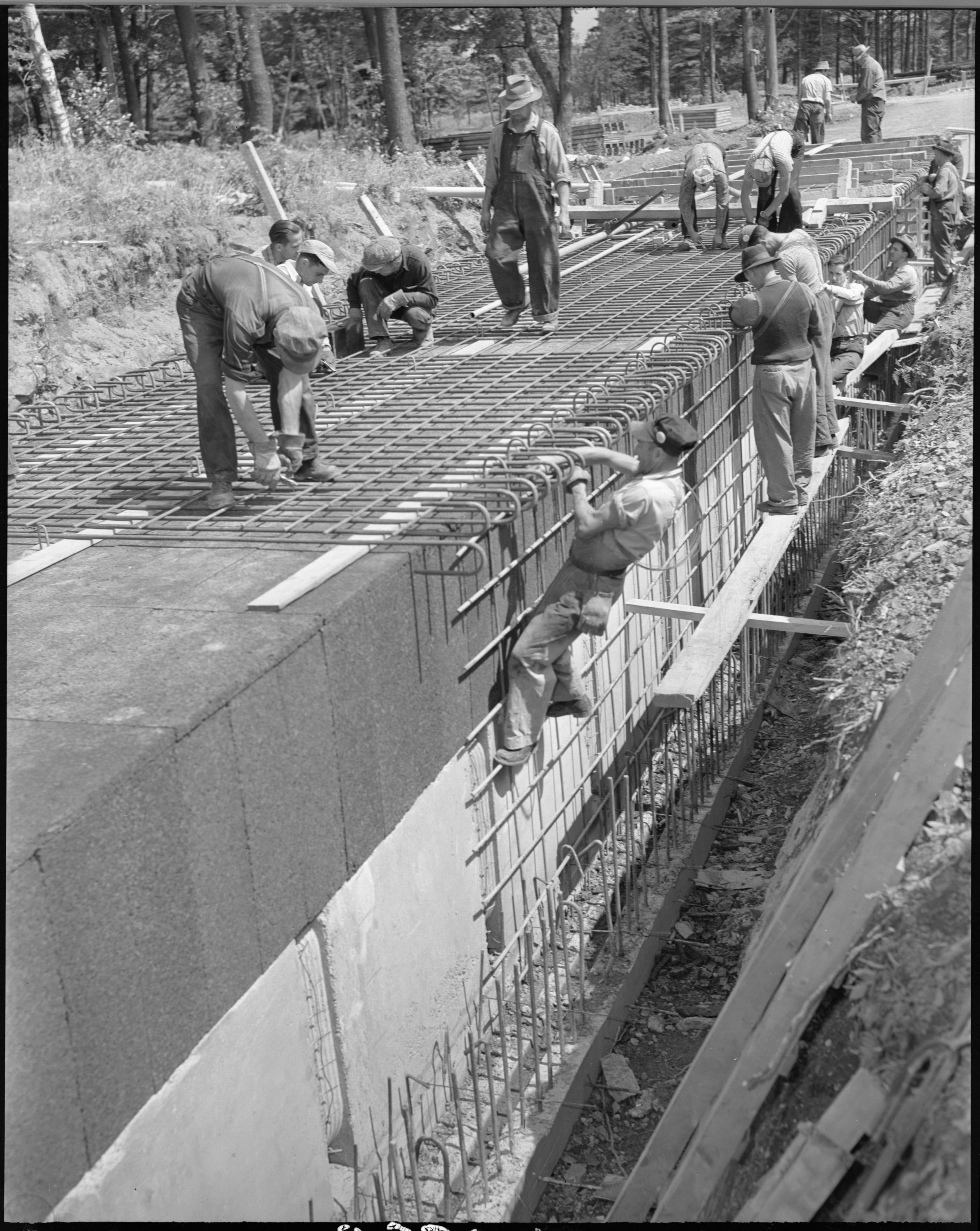 Ouvriers travaillant sur l’armature d’une galerie souterraine.