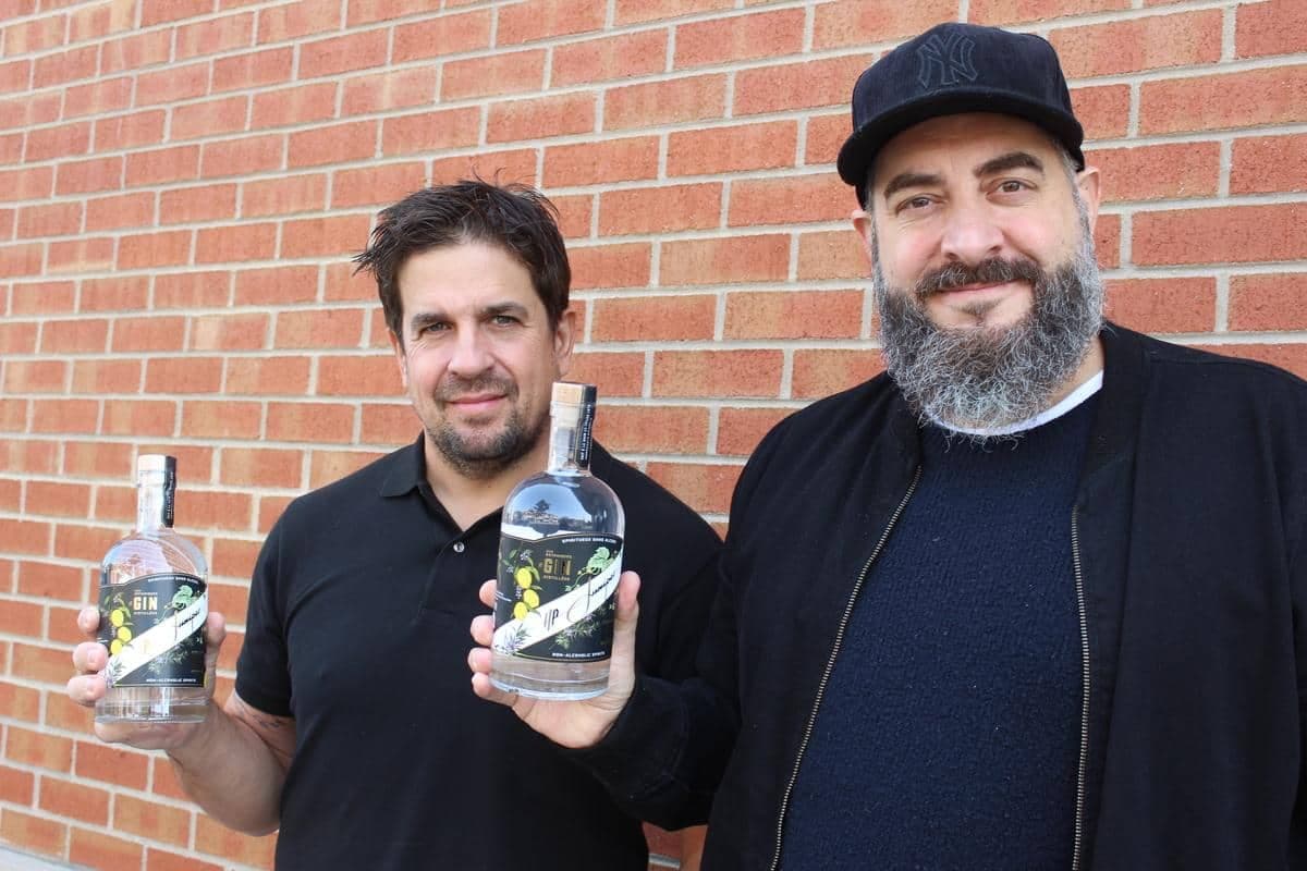 Patrick Cool et Valérian Roy étaient heureux de présenter le premier spiritueux (gin) sans alcool, qui est en tablette depuis mardi le 22 septembre 2020. Les deux hommes comptent distribuer la bouteille partout au Québec. 22 septembre 2020. GUILLAUME CYR/24 HEURES/AGENCE QMI