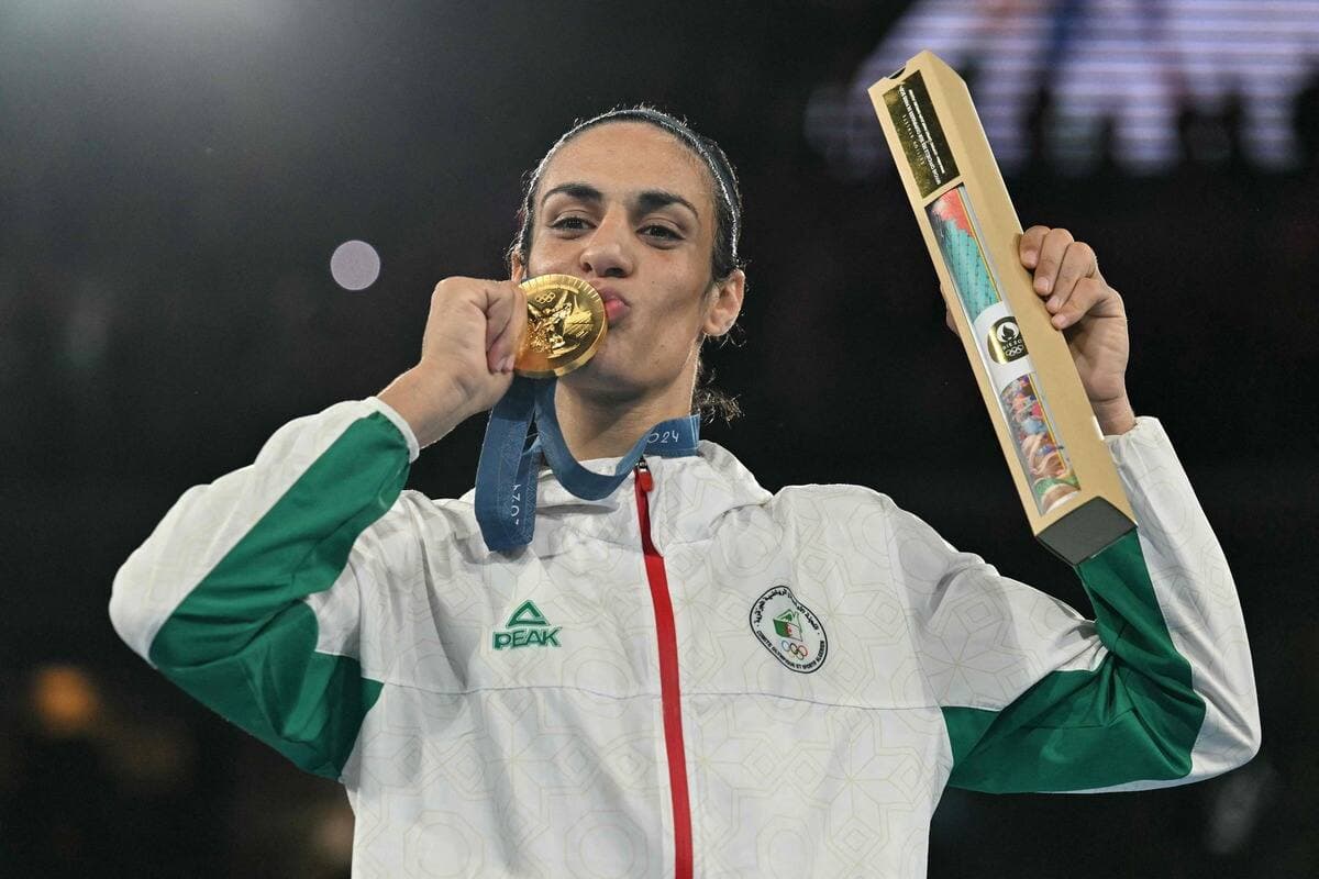 L’Algérienne Imane Khelif embrasse sa médaille d’or aux Jeux olympiques de Paris, en août 2024.
