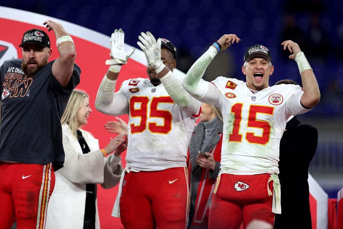 Patrick Mahomes a célébré la victoire en finale de la conférence américaine sur l'estrade en compagnie de Chris Jones et Travis Kelce.