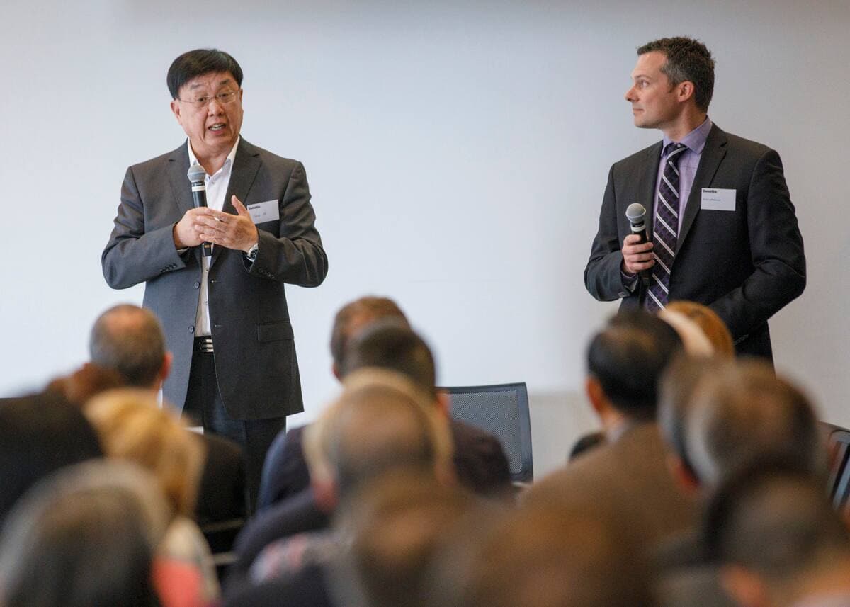 Stanley Ma (à gauche), le président directeur general et fondateur du Groupe MTY et Eric Lefebvre (à droite), chef de la direction.