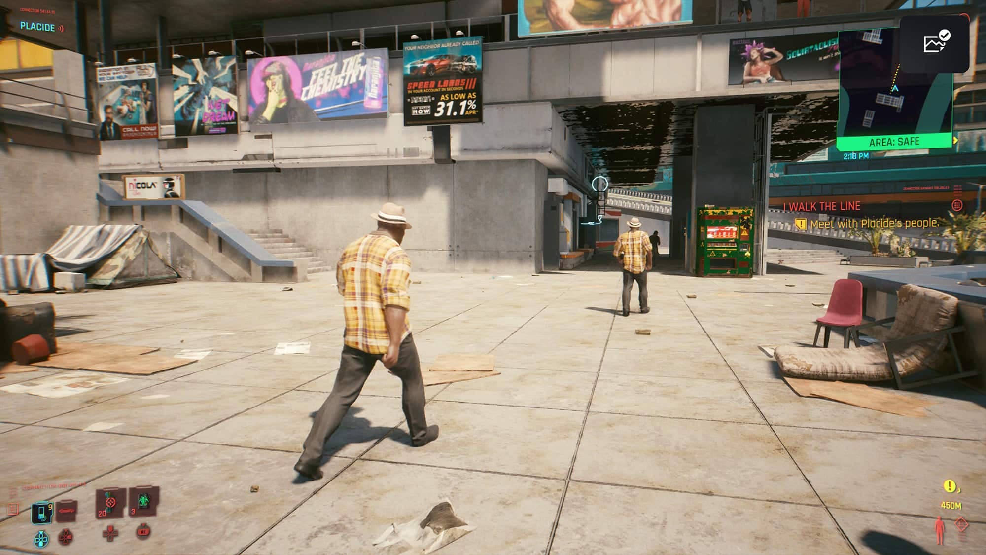 De nombreux bogues de Cyberpunk 2077 sont plus drôles que problématiques, comme ces deux personnages identiques qui se suivent (PS5).