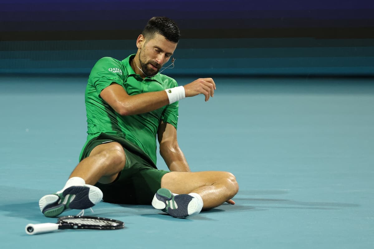 Épuisé, Novak Djokovic privé s'est retrouvé au sol après avoir perdu un point devant le Tchèque Jakub Mensik, dimanche, en finale du Master de Miami.