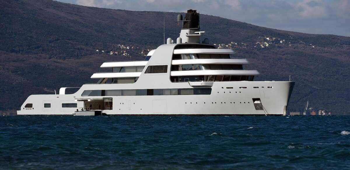 Le Solaris, qui appartient à Roman Abramovich, est frappé de sanctions par le Royaume-Uni, mais a réussi à échapper aux autorités. Il mesure 140 mètres et vaut entre 50 et 60 M$.