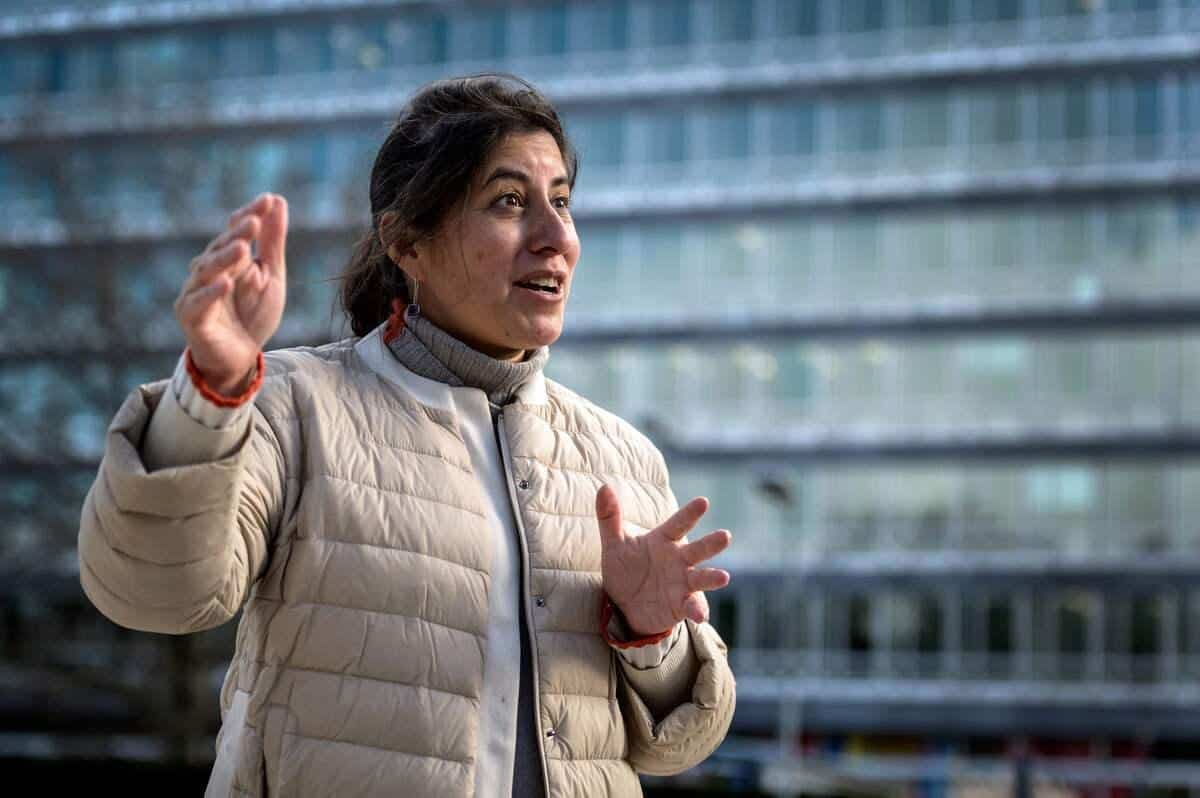 Janet Diaz, responsable de l’équipe clinique chargée de la riposte à la COVID-19, juste devant le siège de l’OMS à Genève.