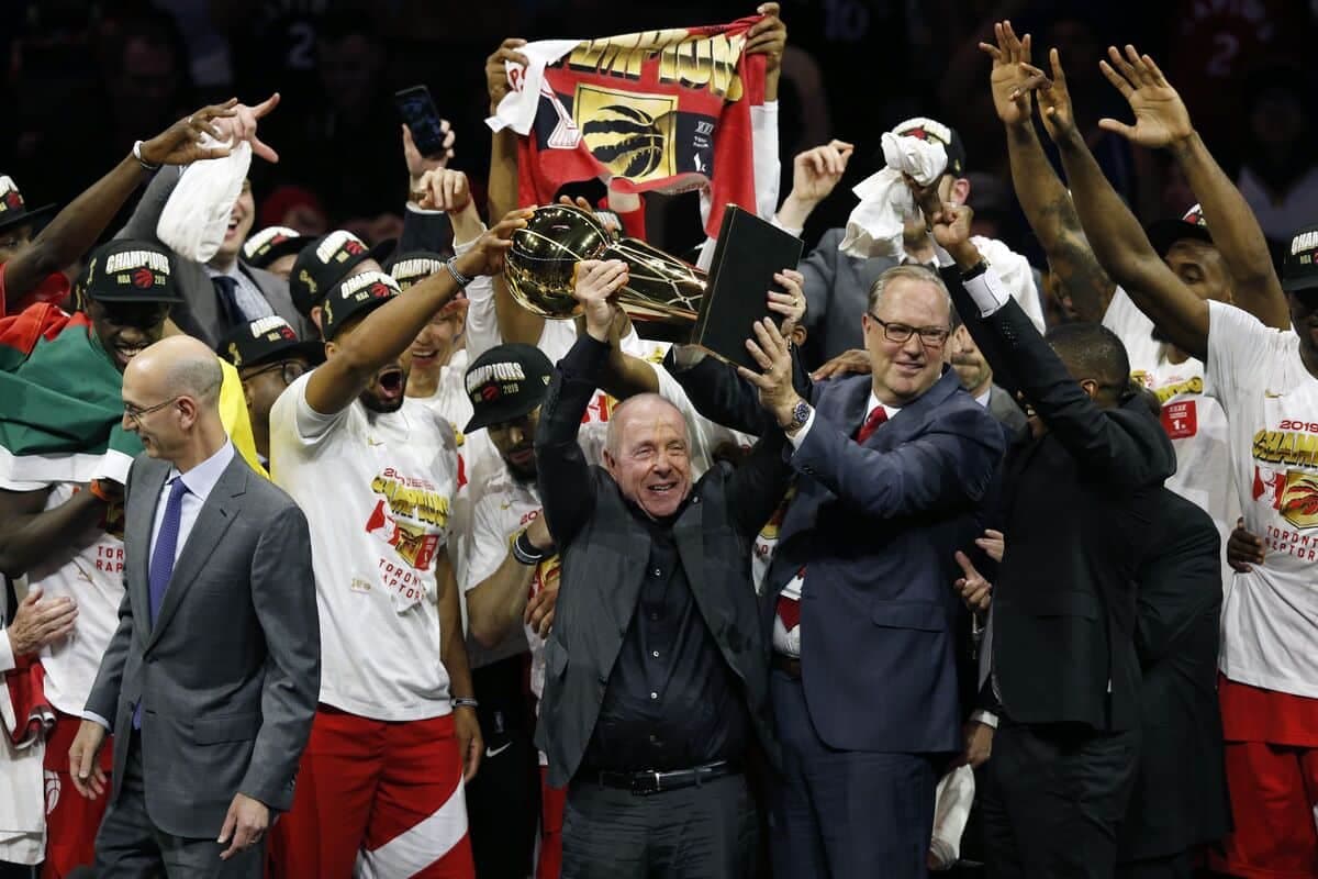 Larry Tanenbaum (au centre) serait le propriétaire de cette nouvelle équipe de la WNBA à Toronto.