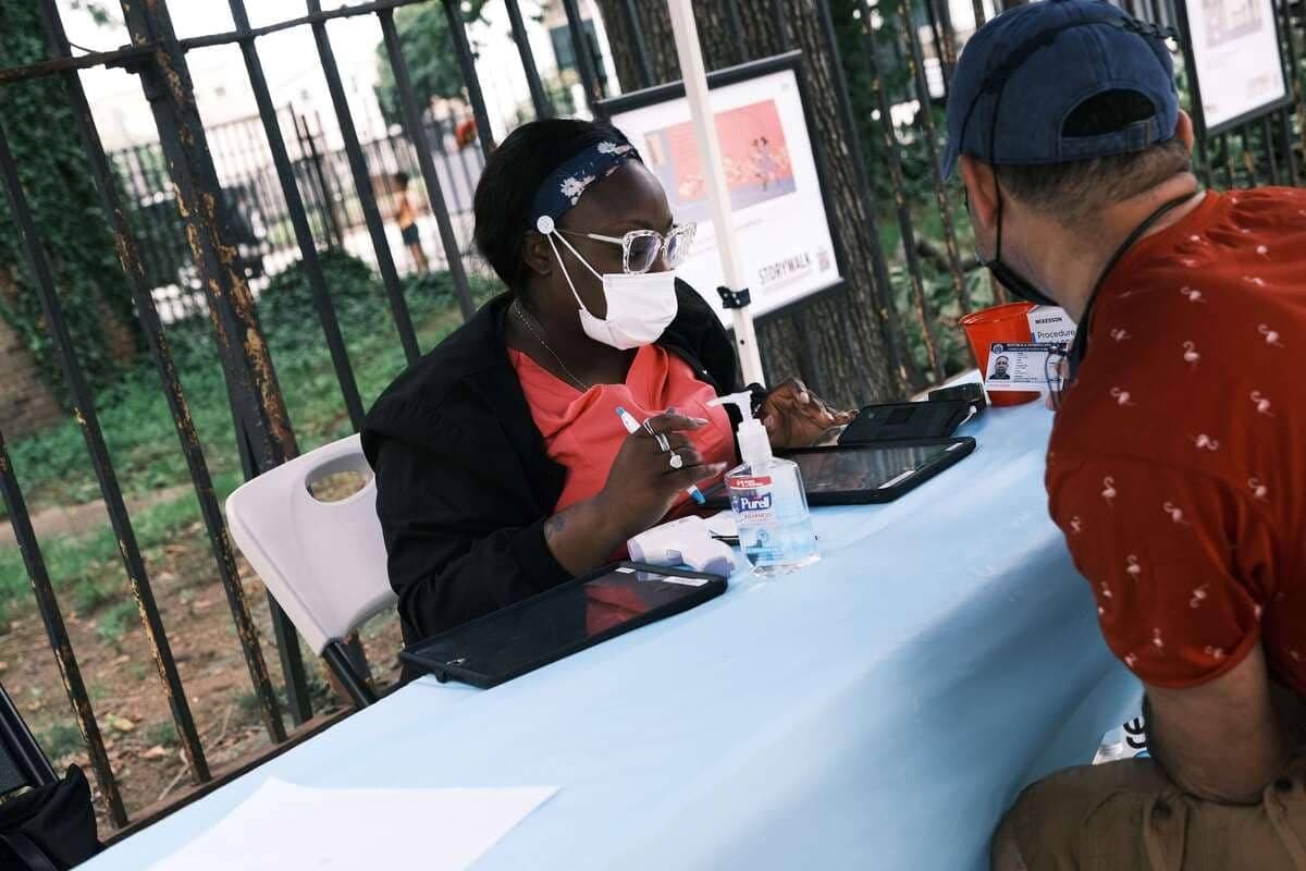 Un site de vaccination géré par la ville se trouve dans un quartier de Brooklyn qui connaît une augmentation des cas de COVID-19 le 13 juillet 2021 à New York.