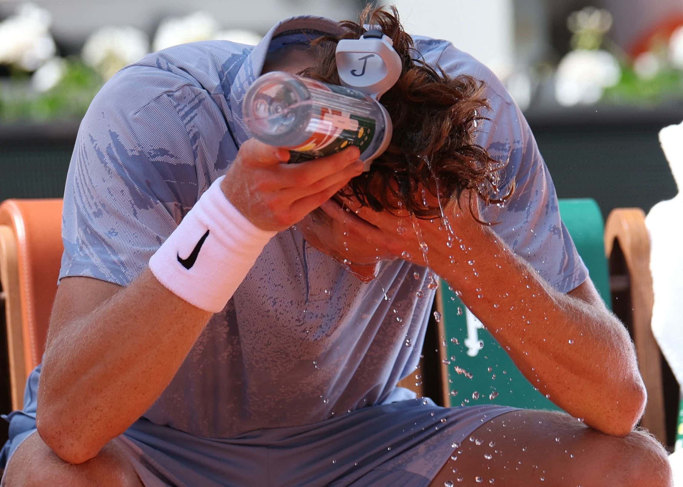 L'Italien Jannik Sinner a tenté par tous les moyens de se rafraîchir pendant son match de deuxième tour à Roland-Garros, jeudi.