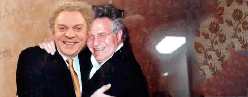 Rénald est impliqué sans le savoir dans les magouilles de Tony Accurso. Il doit témoigner devant la commission Charbonneau pendant que Lison lui souffle des réponses via un petit appareil dissimulé dans son oreille.